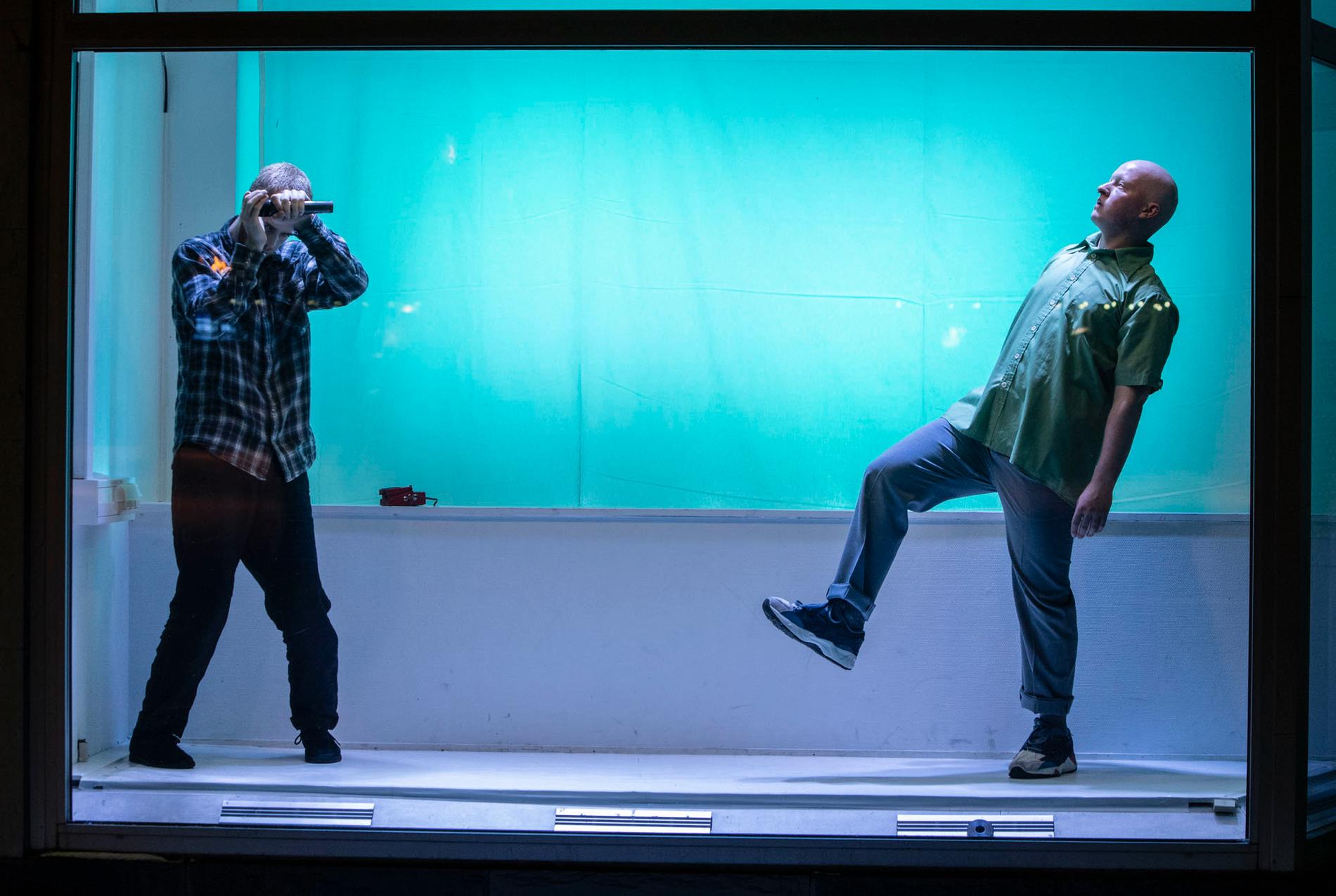 Norrdans dansare Jesse Swarts och Jonathan Starr från konceptet Windows, som går ut på att visa dans i skyltfönster.