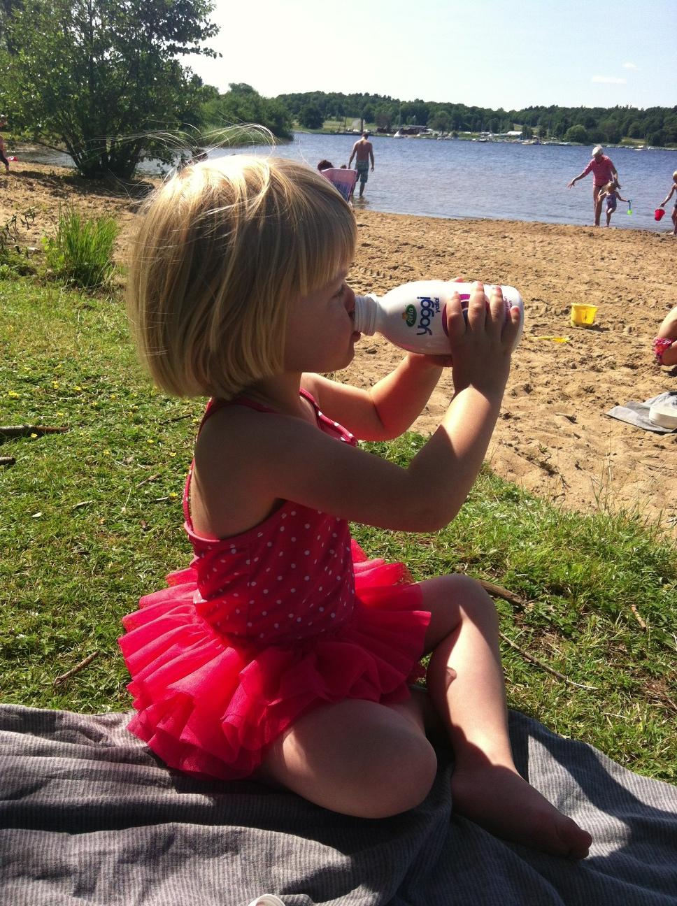 Härligt med sommar! Min dotter börjar strandhänget med en yoghurt.