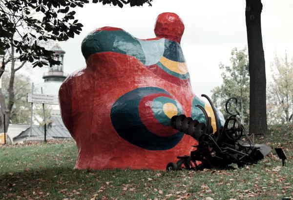 Niki de Saint Phalles skulpturgrupp ”Paradiset” från 1966 har stått nära Moderna museet i Stockholm sedan 1972.