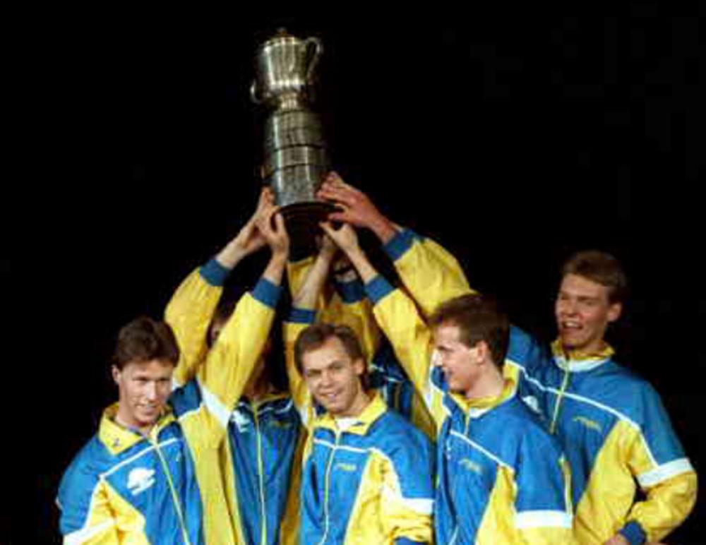 Mikael Appelgren tillsammans med svenska VM-laget från 1989 som slog Kina för första gången
