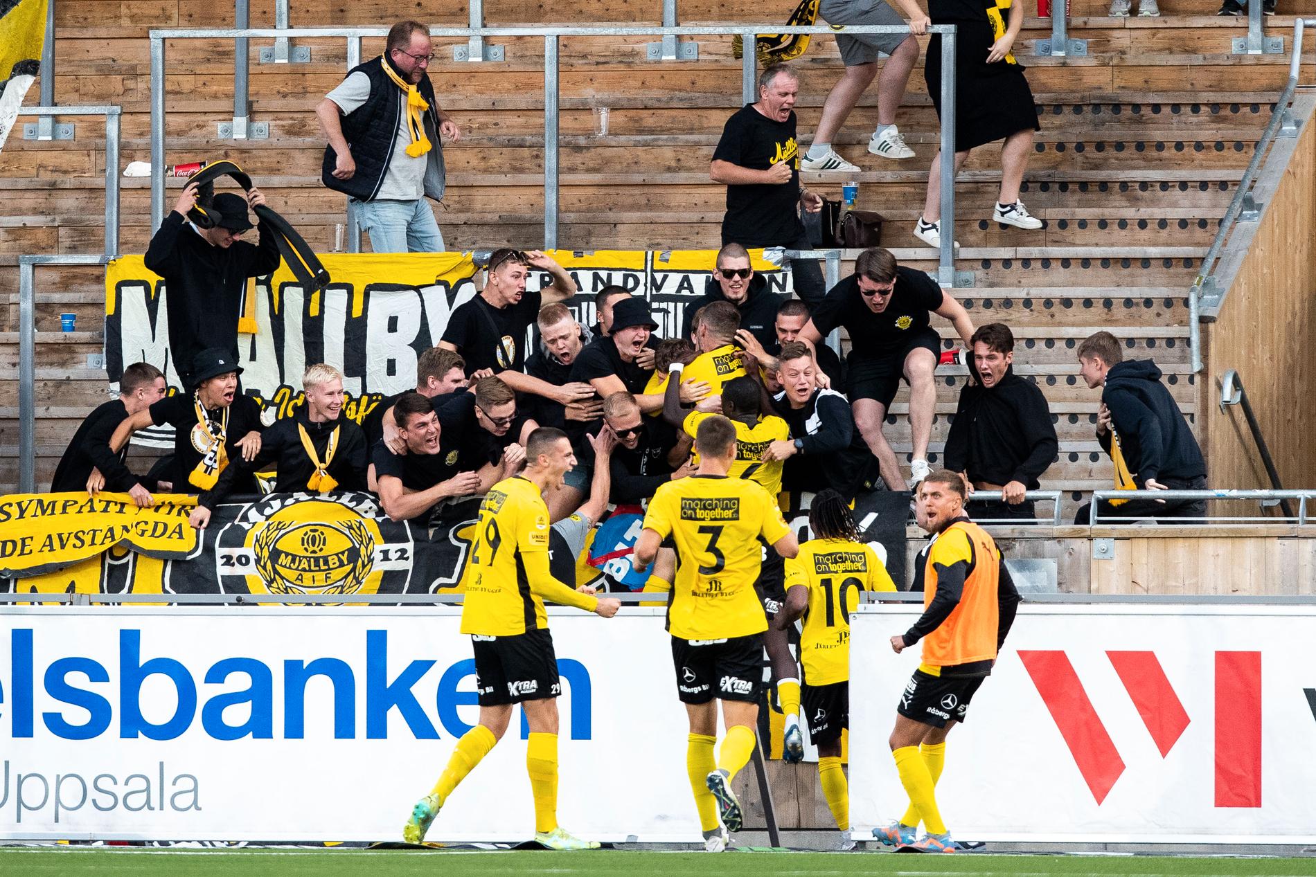 Vild glädje i Mjällby efter 3–2-målet.