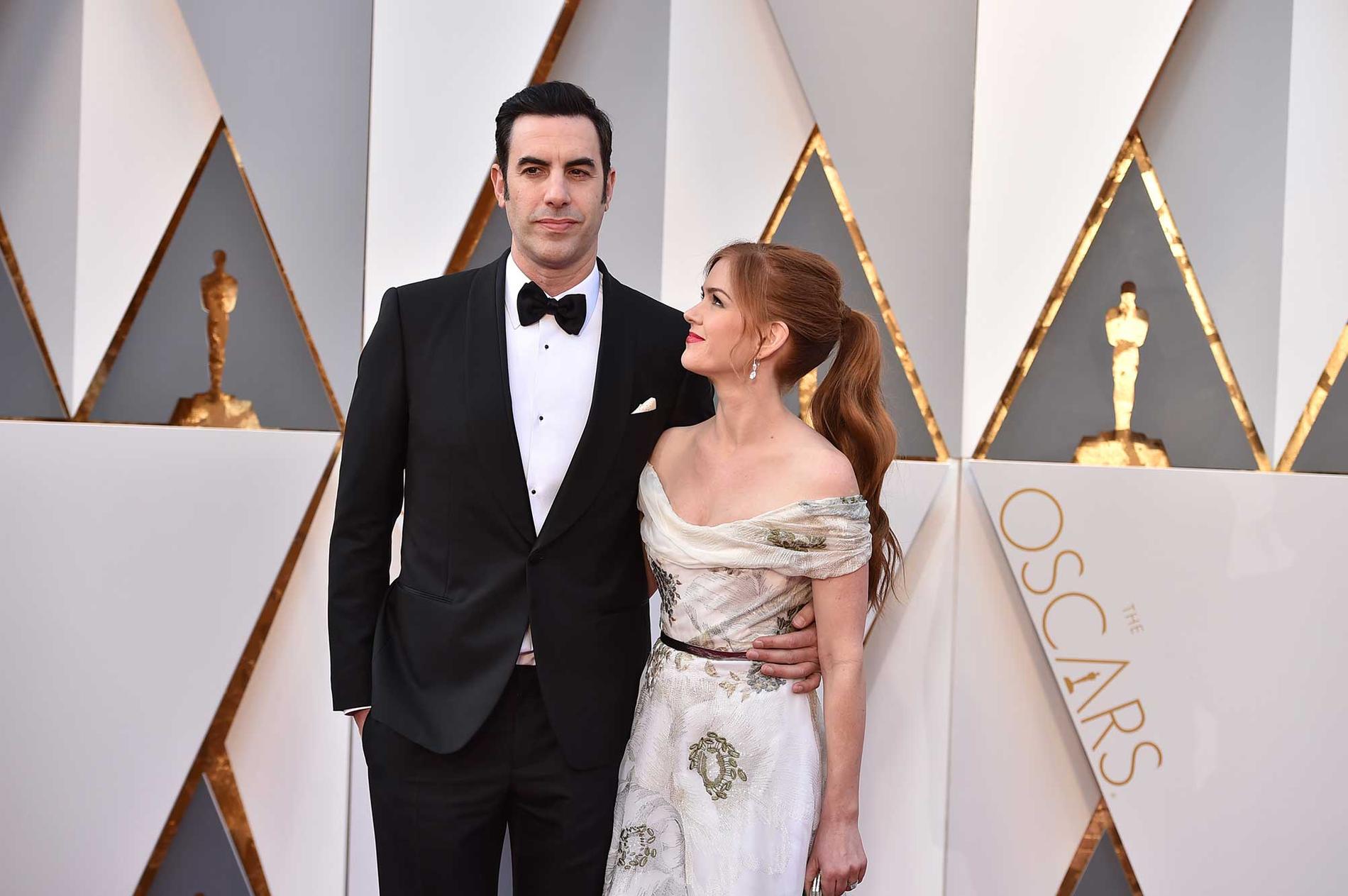 Sacha Baron Cohen anländer till Oscarsgalan som sig själv, tillsammans med Isla Fisher.