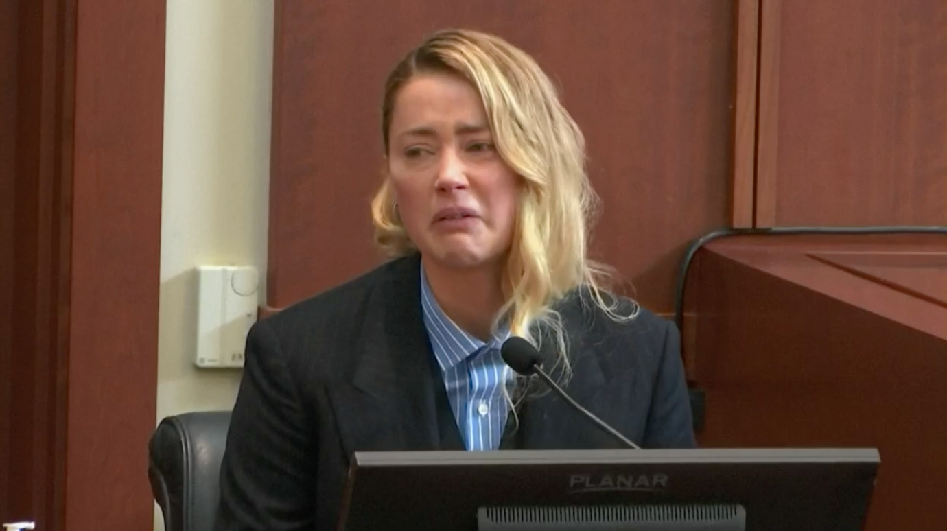 Amber Heard i tårar när hon vittnade om sina upplevelser.