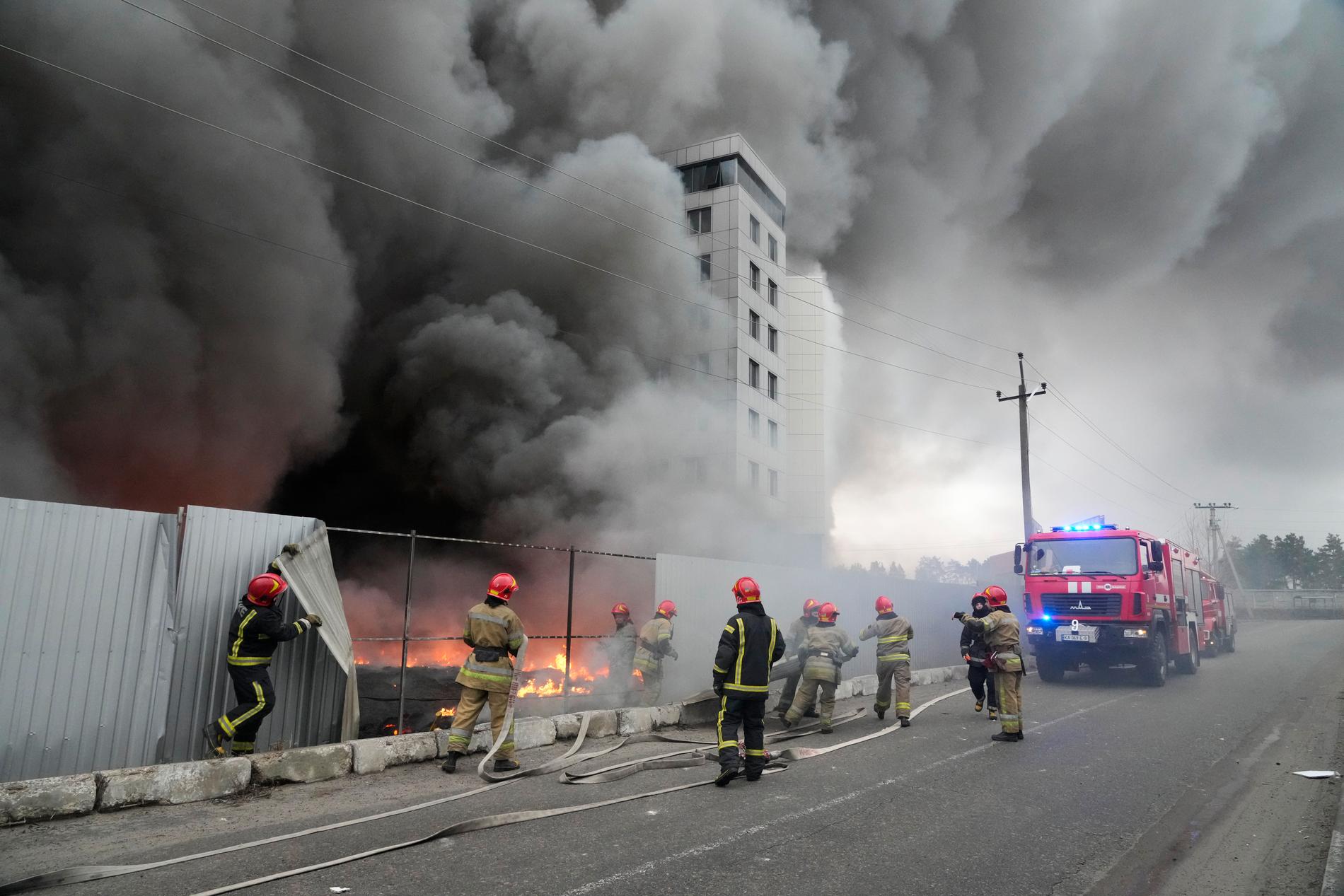 Brandmän försöker släcka en eld i Kiev.
