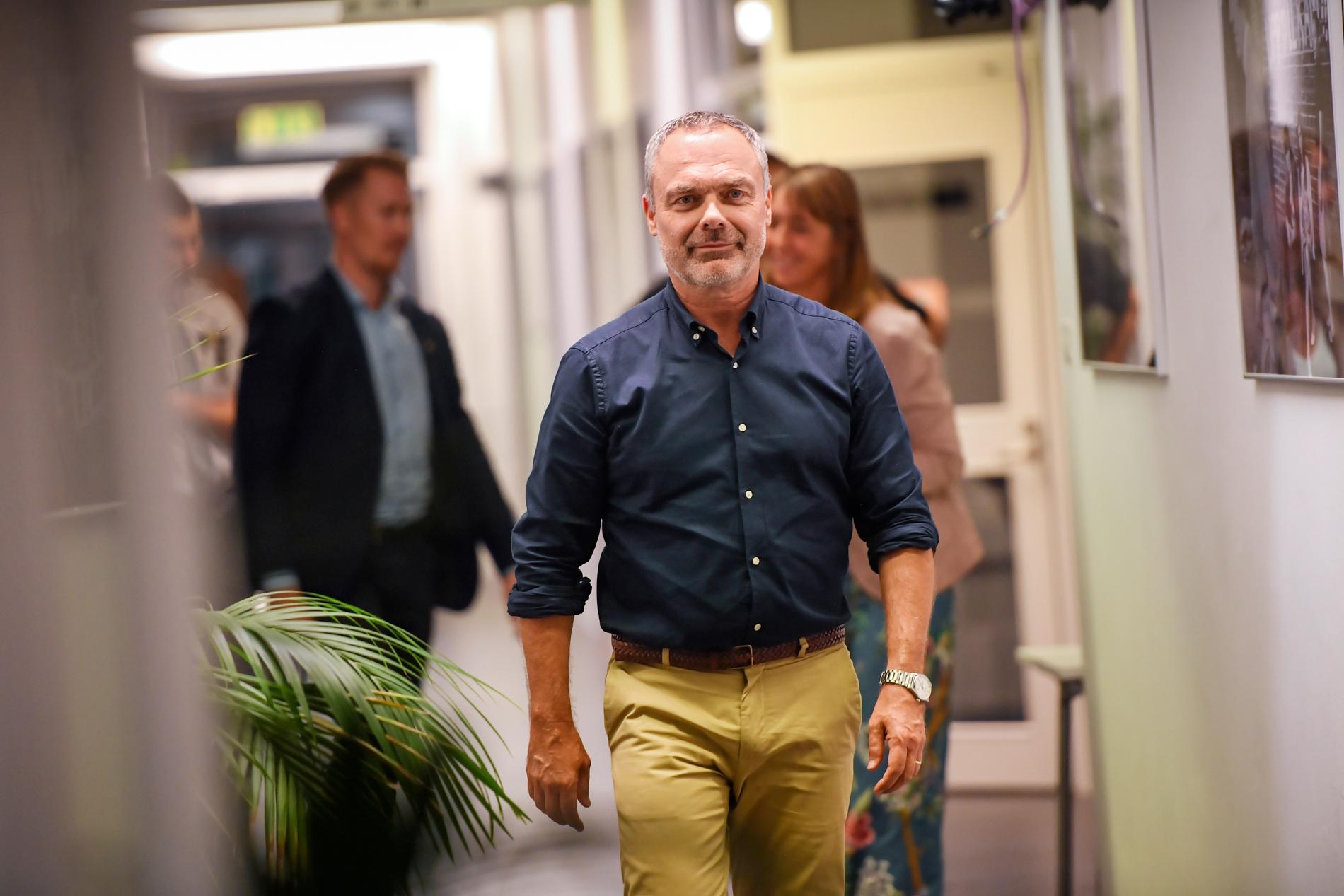 Liberalernas partiledare Jan Björklund lämnar SVT efter att ha deltagit i Agenda dagen efter valet. I blå skjorta.