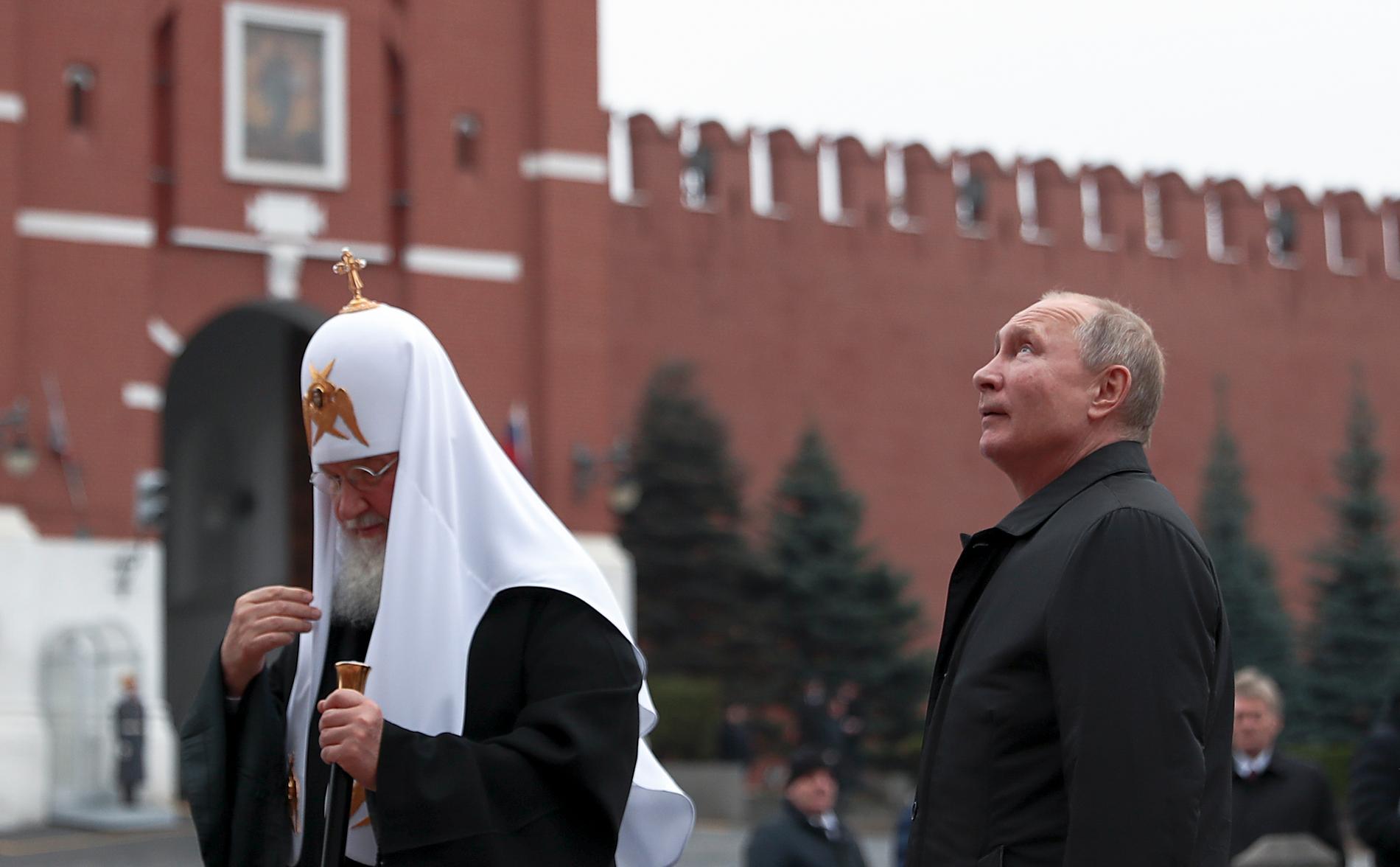 Rysslands president Vladimir Putin vill blanda in Gud när han skriver om författningen. Här står han på Röda torget i Moskva tillsammans med den rysk-ortodoxe patriarken Kirill. Arkivbild från 4 november 2019.