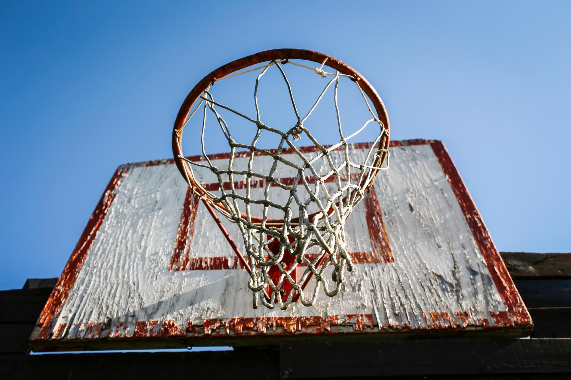 Ett fastighetsbolag har dömts till böter efter att en basketkorg vikt sig och skadat en tonårsflicka allvarligt. Arkivbild.