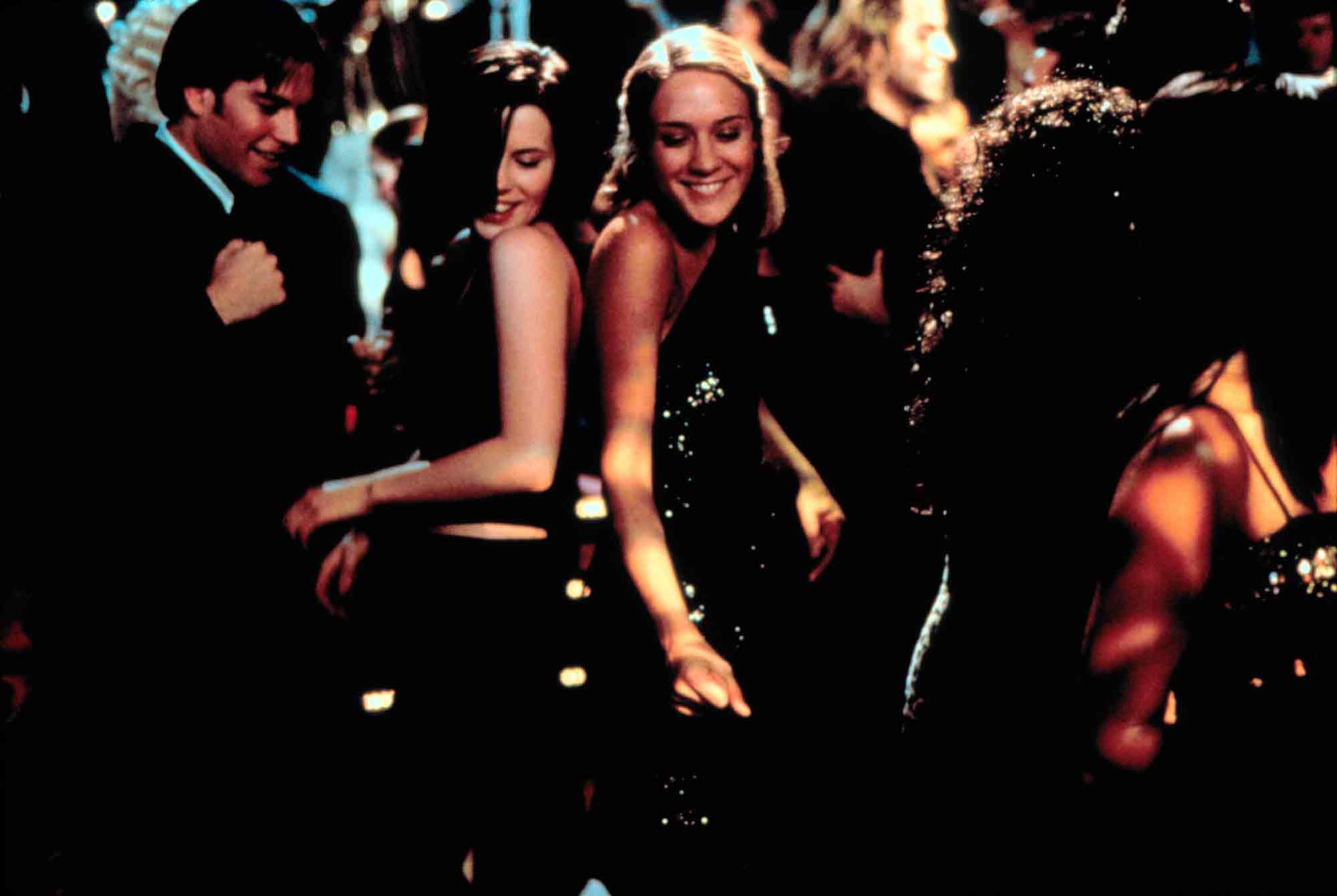 Chloë Sevigny och Kate Beckinsale i filmen ”The last days of disco” från 1998.