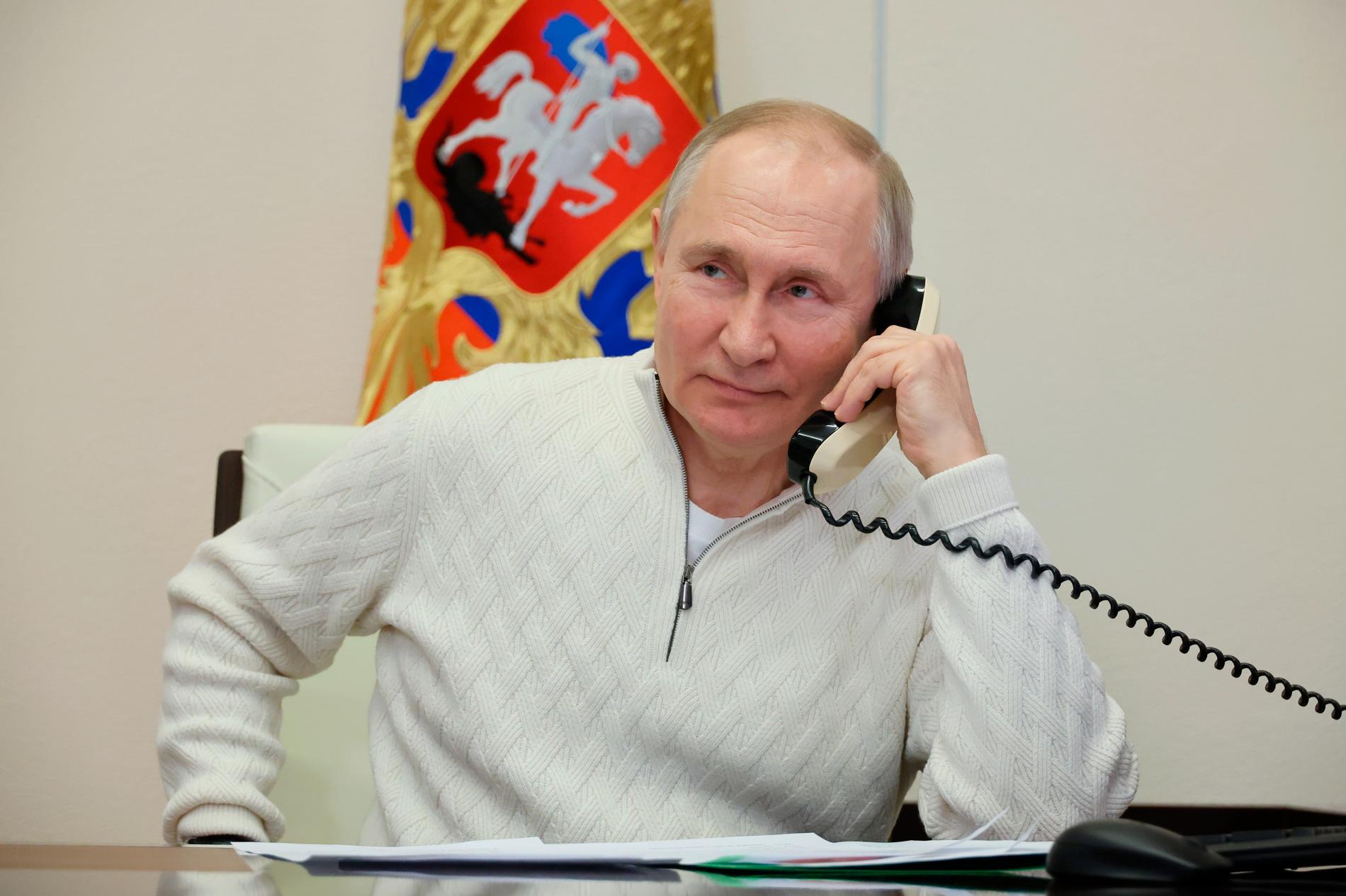 Putin är glad. I rysk tv säger han att allt går enligt plan i Ukraina. 