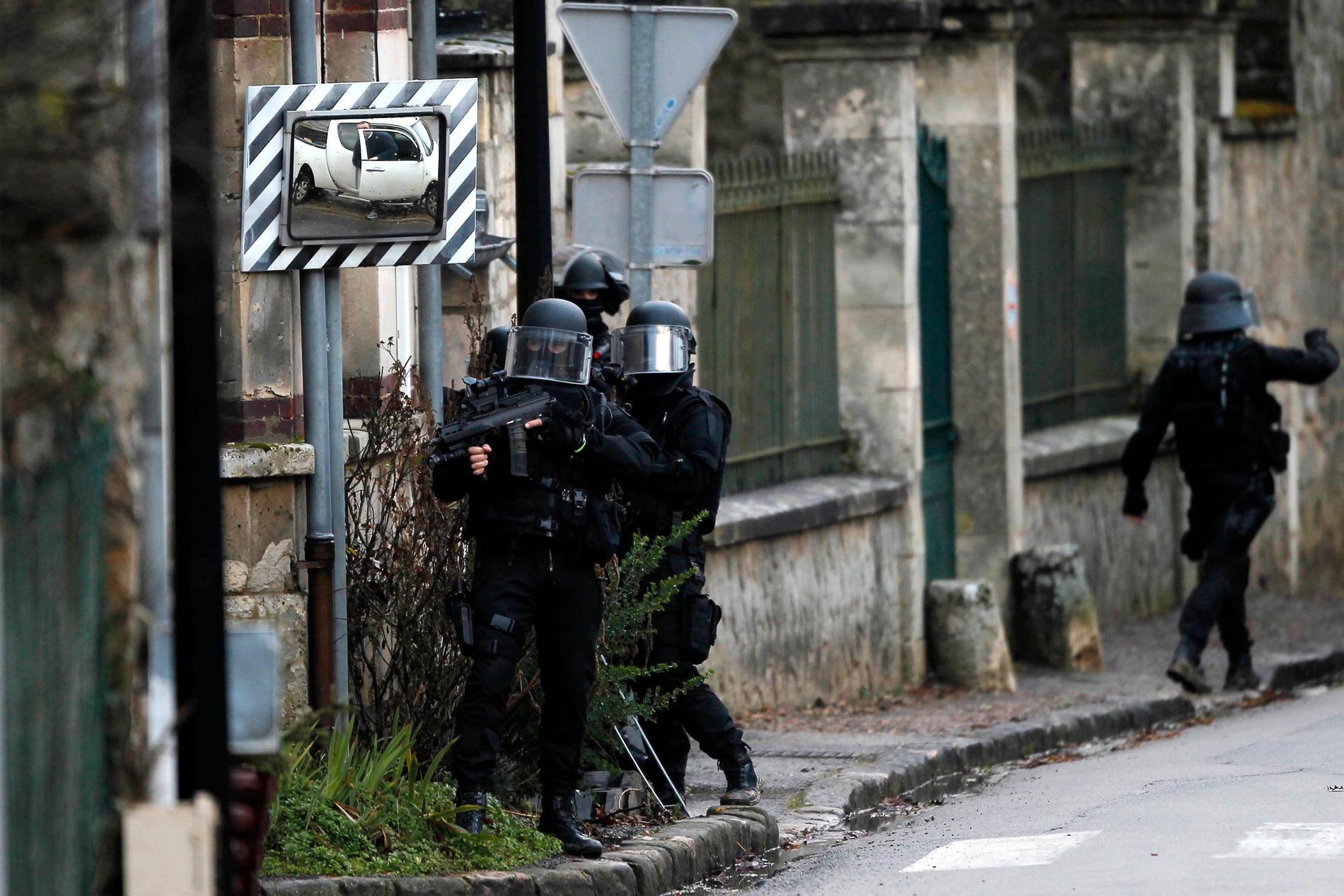 Fransk polis i Longpont, norr om Paris.