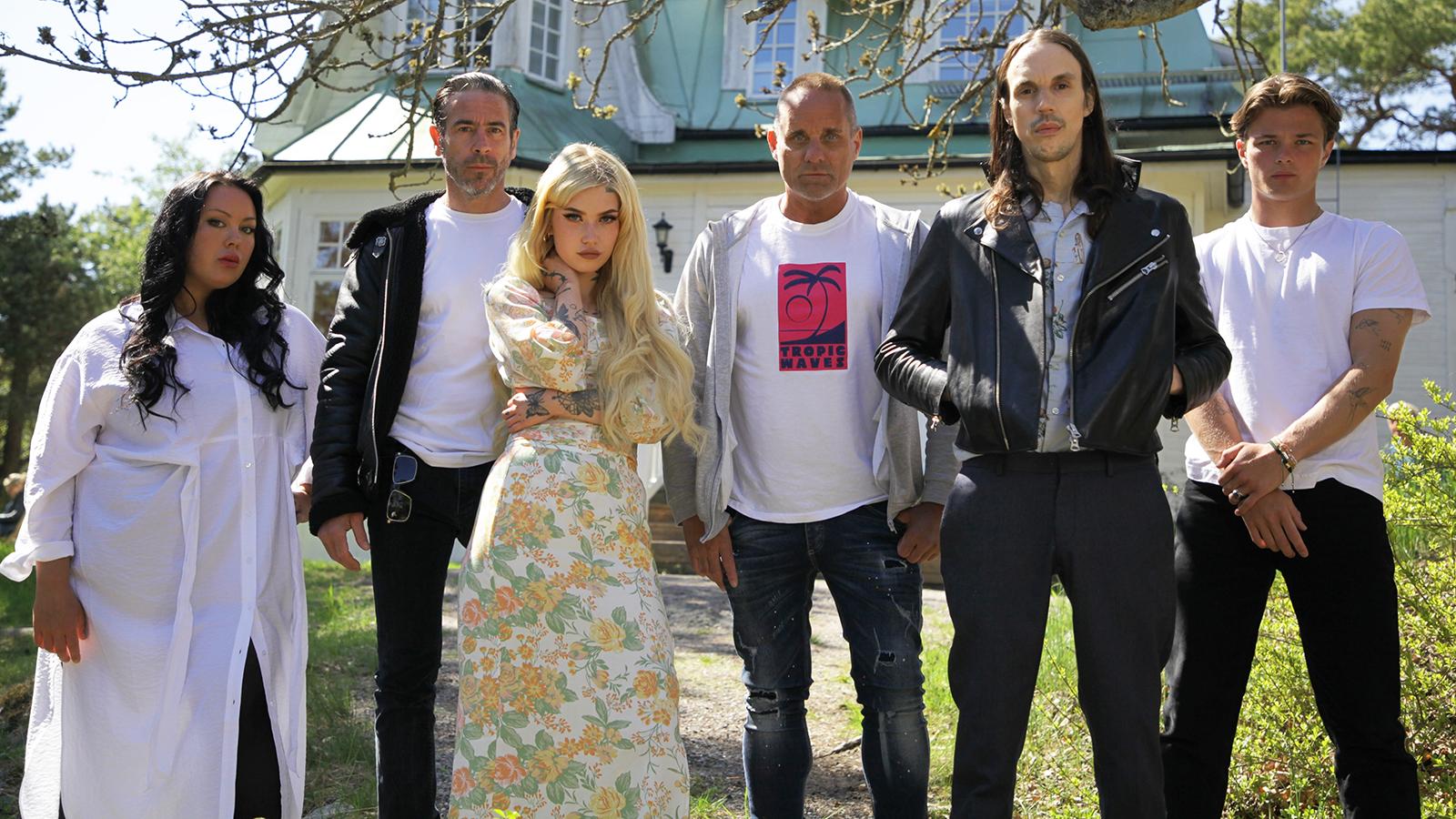 Lance Hedman (längst till höger) syns under hösten i realityserien ”Behandlingen” med (från vänster) Jackie Ferm, Ola Rapace, Ängie Dehn, Håkan Hallin och Andreas Kleerup. 