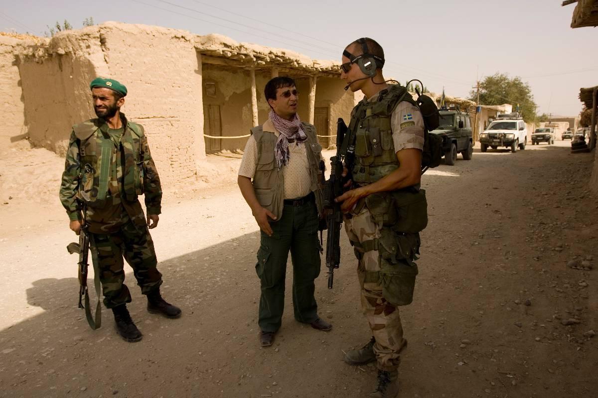 24 afghanska tolkar i svenska arméns tjänst sökte asyl på ambassaden i Kabul.