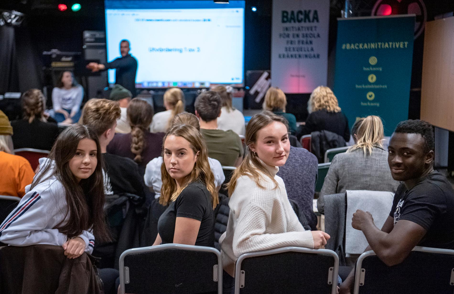 Enna Batkic, Alina Karlsson, Ottilia Andersson och Emmanuel Brew från Finnvedens gymnasium i Värnamo under en utbildningsdag i Växjö mot sexuella kränkningar.