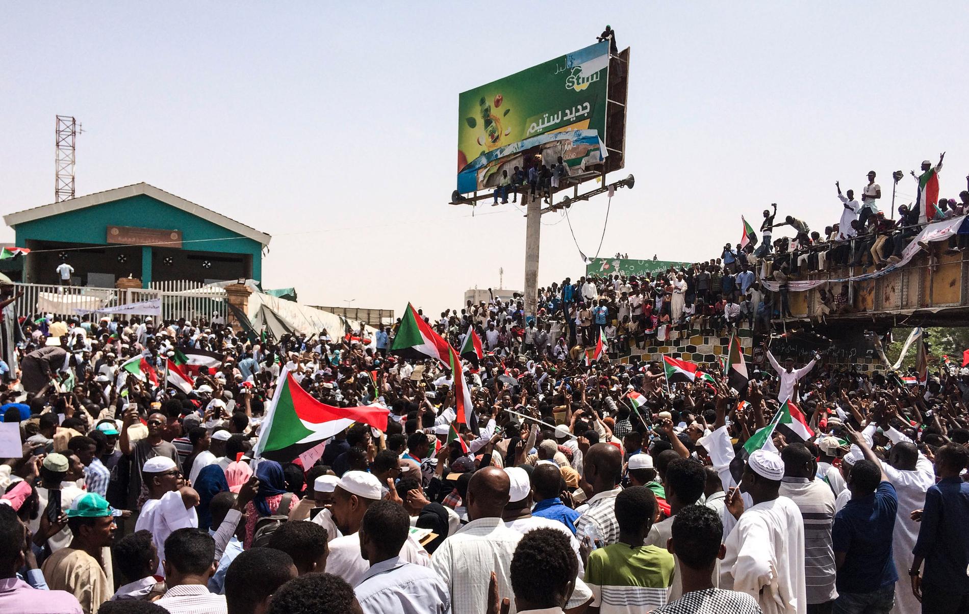 Demonstranterna kräver en ny civil regering i Sudan.