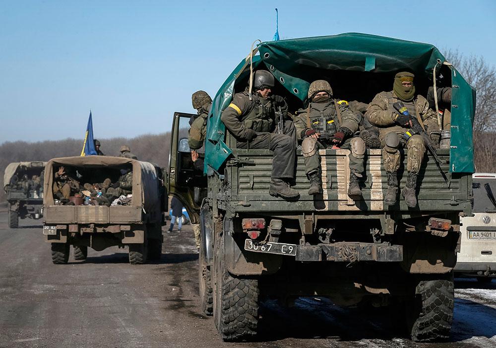 Ukrainsk militär lämnar den belägrade staden Debaltseve.