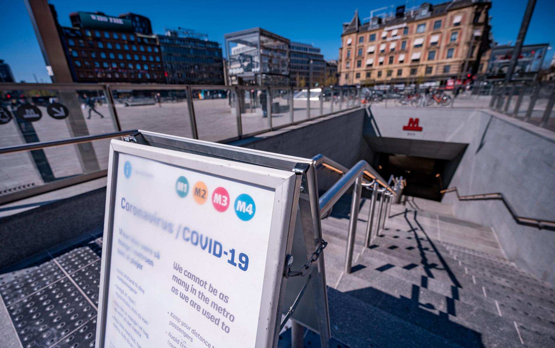 Information och förhållningsregler gällande coronaviruset vid nedgången till Köpenhamns tunnelbana tidigare i vår. Arkivbild.