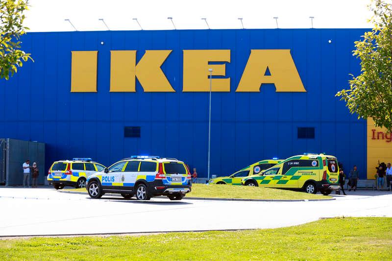 35-åringen hittades skadad efter knivattacken på Ikea. Han fördes till Västmanlands sjukhus i Västerås med livshotande skador och vårdas fortfarande. Foto