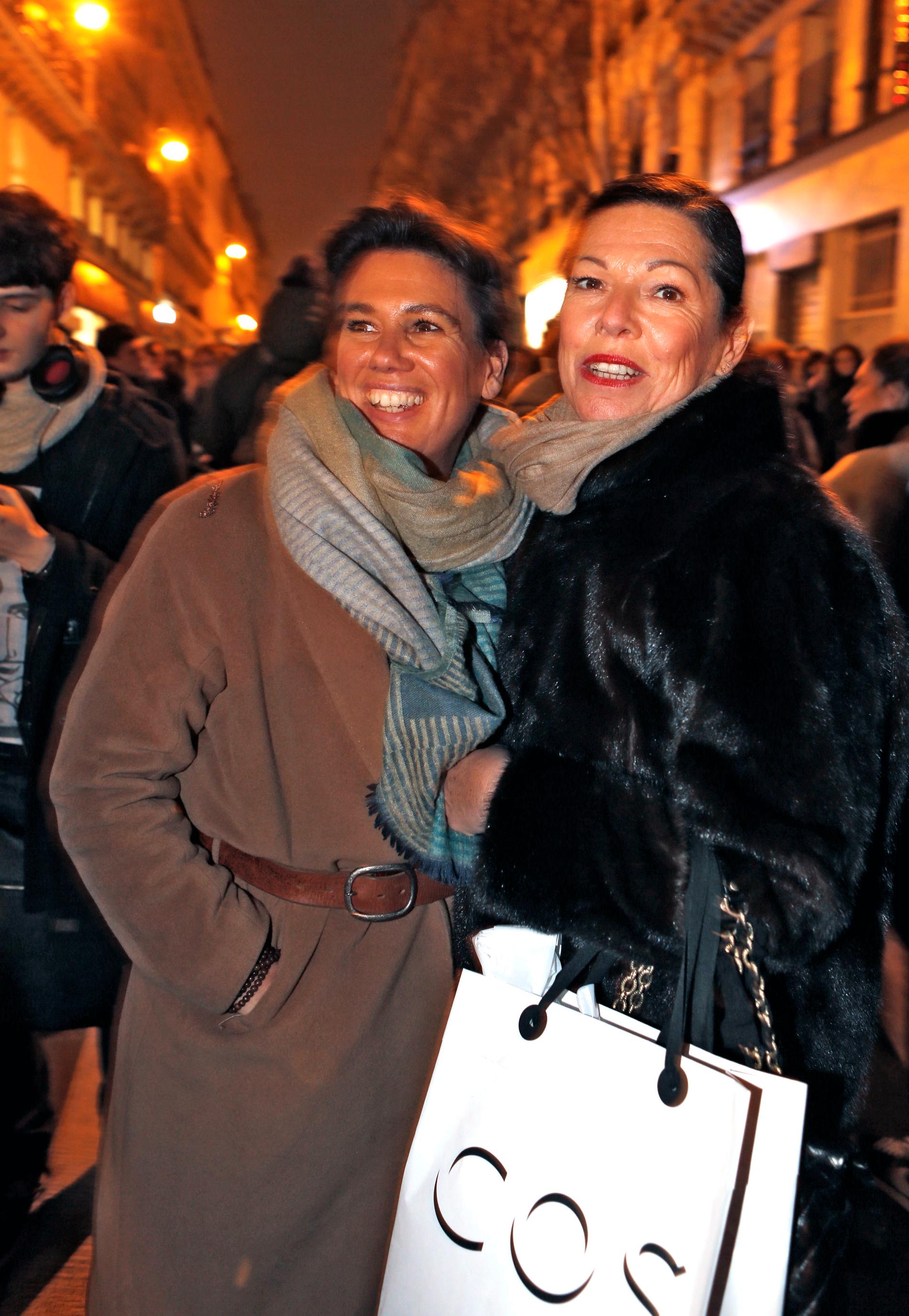 Väninnorna Annik och Corinne var ute i päls och shoppingbag för att stödja Charli Hebdo.