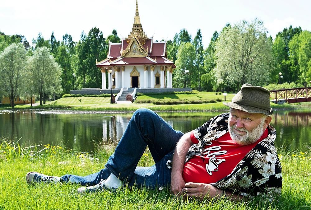 Aftonbladets Svante Lidén framför den gyllene thailändska paviljongen – mitt i Sommarsverige.
