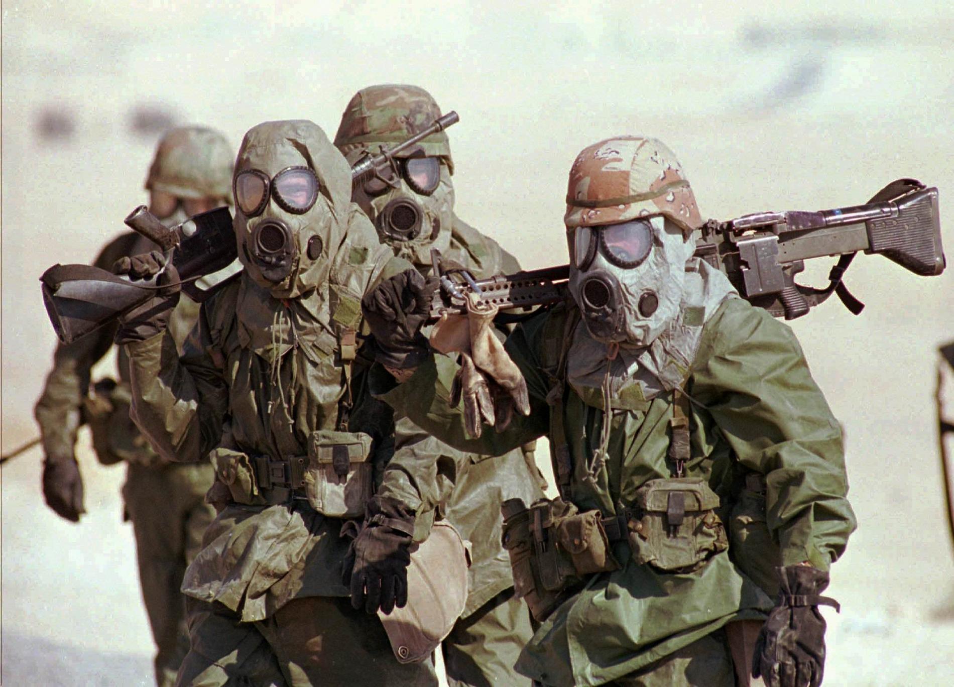 Amerikanska soldater tränar på kemvapenkrig. Arkivbild. 