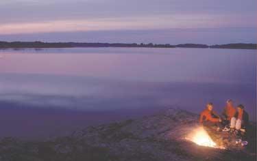 Sista natten på kajaksemestern tillbringas på en liten ö utanför Harstena. Ytterligare en sagolik afton vid havet.