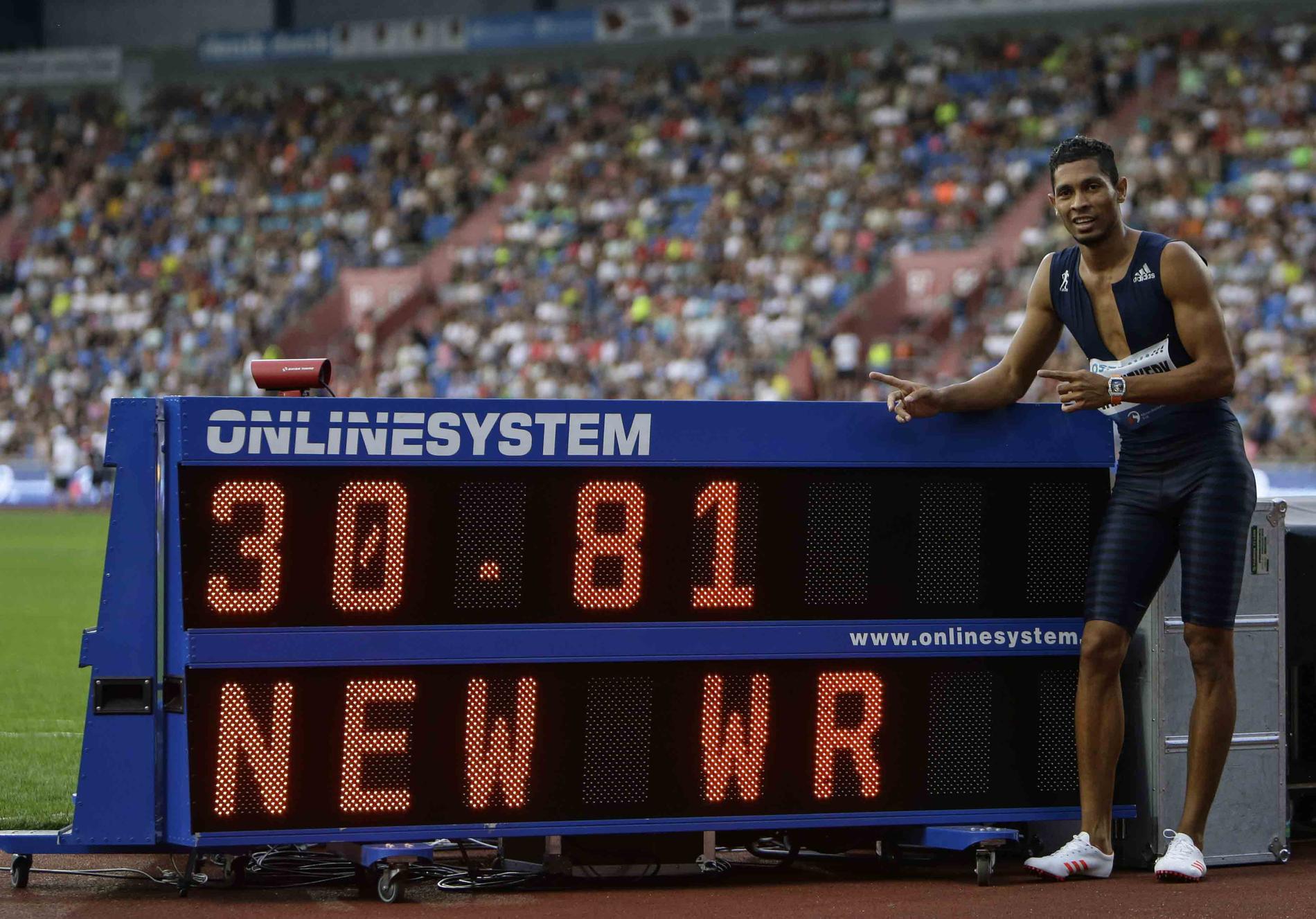 Wayde van Niekerk slog världsrekord på 300 meter.