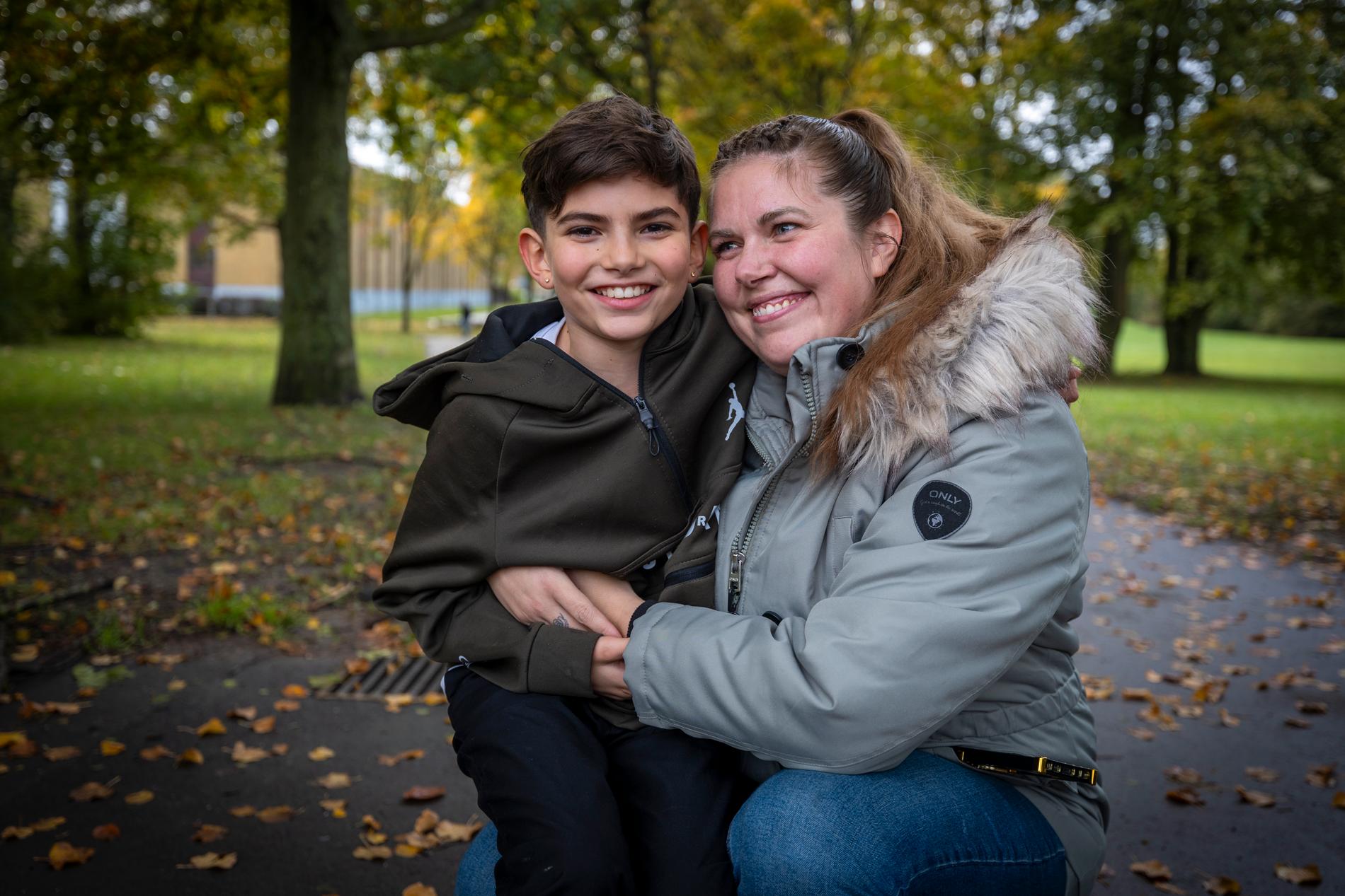 ”Jag är glad att de var där”, säger Elias Larsson, 10, om kompisarna. Här med sin mamma Emma Larsson, 38.