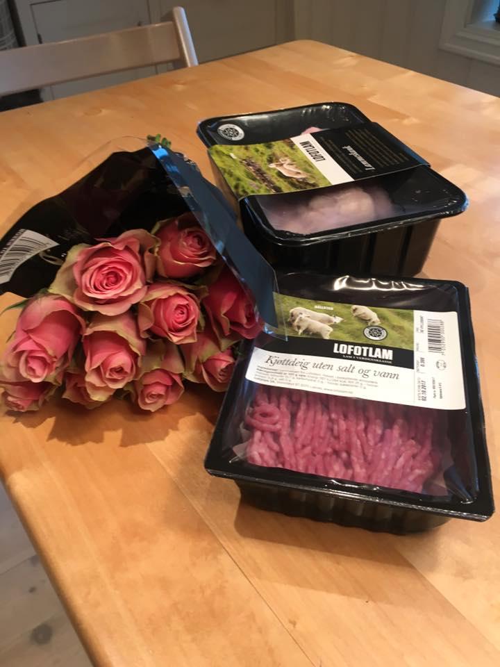 Butiken svarade med att leverera nytt kött – och blommor. 
