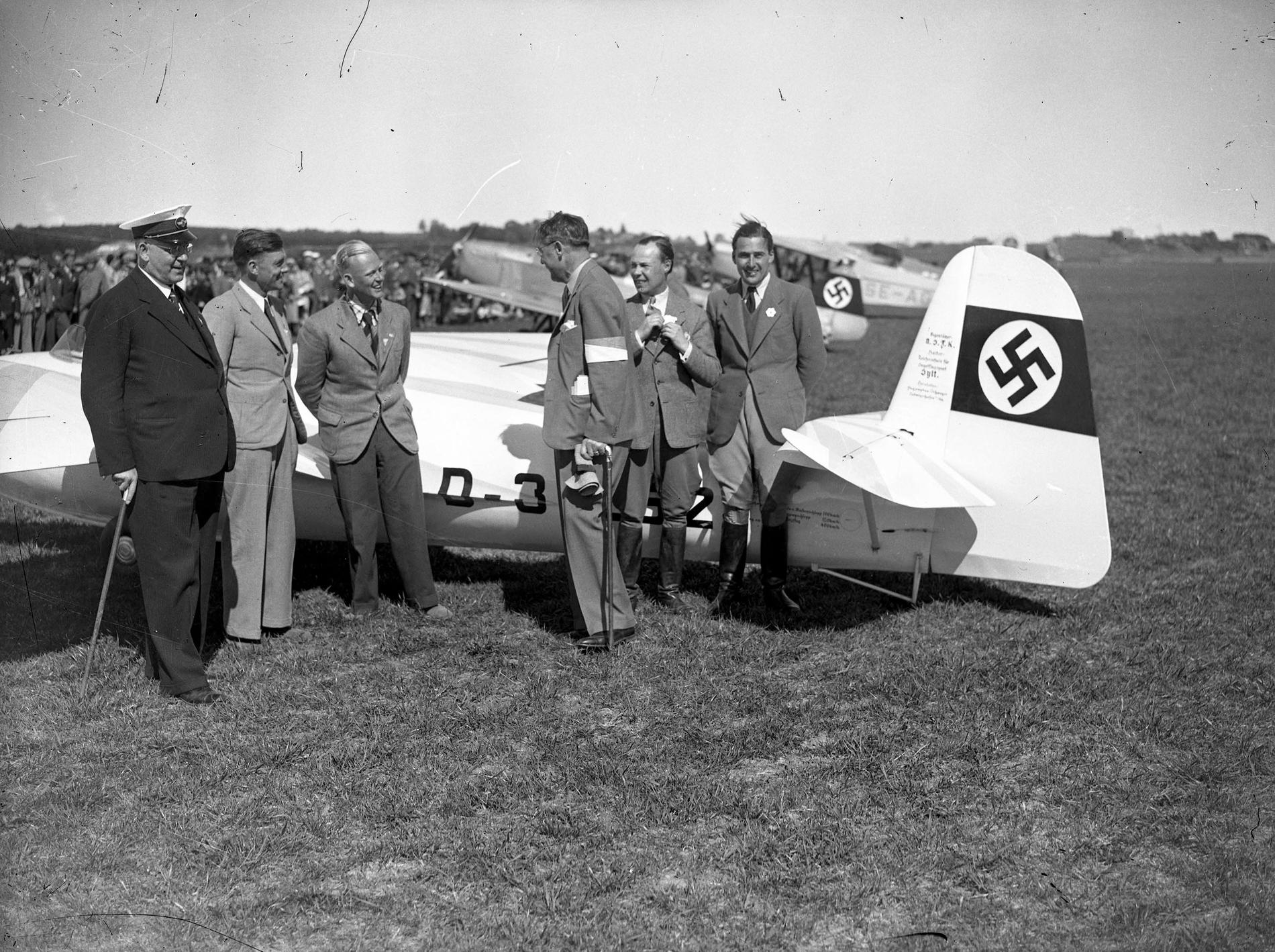 Norrköpings stadsmuseum synar stadens nazistiska historia. Här ett foto av en flygtävling 1937 på Kungsängens flygplats utanför Norrköping. Pressbild.