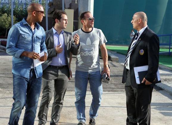 Från vänster: Olivier Dacourt, Vugar Huseinzade, Jean-Pierre Papin och medarbetare i klubben.