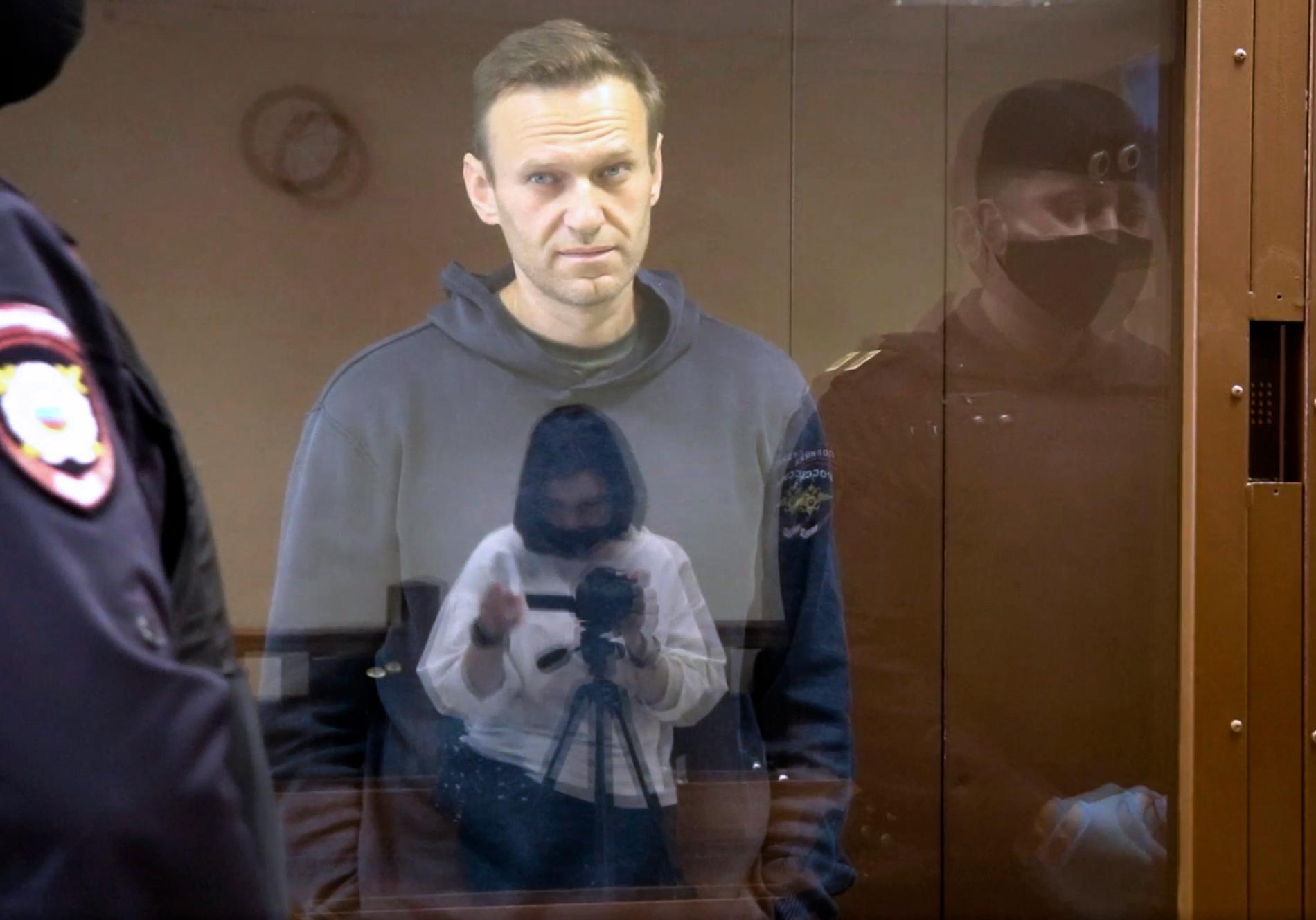 Den ryske oppositionsledaren Aleksej Navalnyj i en glasbur vid ett domstolsförhör i Moskva den 5 februari gällande ett åtal om förtal av en krigsveteran.