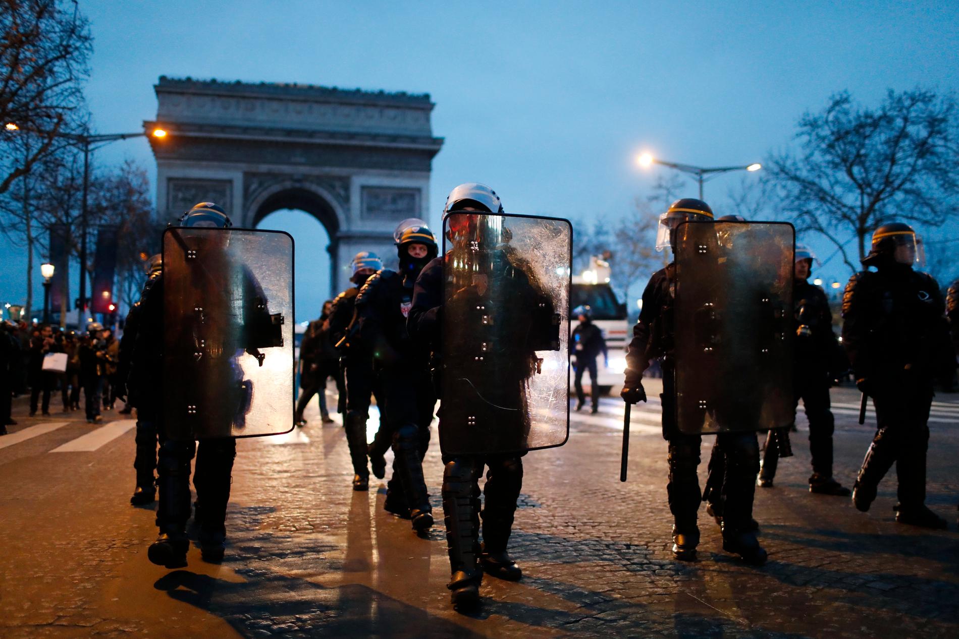 Kravallpolis vid Champs-Élysées under en protest organiserad av Gula västarna strax innan nyår.