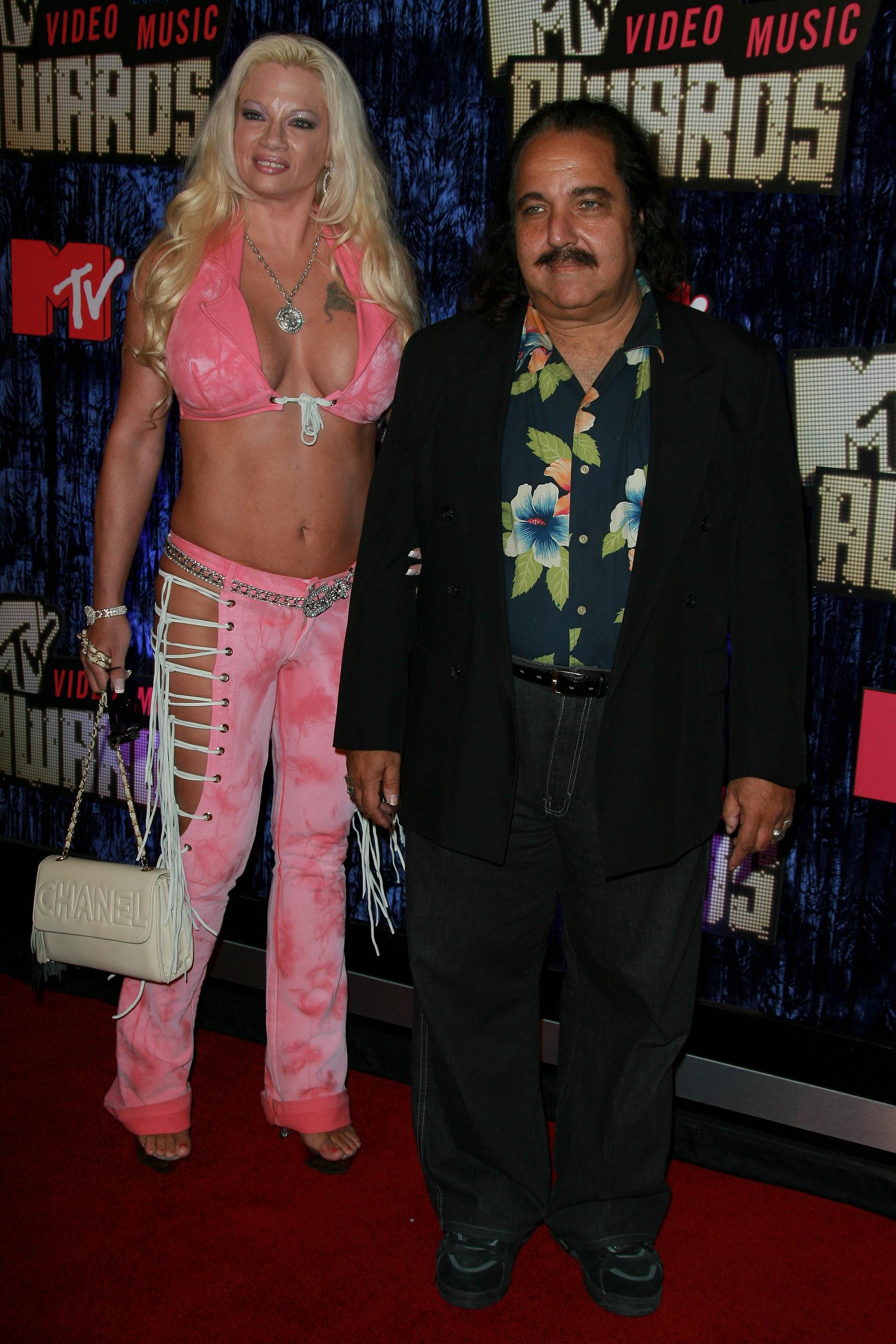 Ron Jeremy på kalas Ron och en ståtlig dambekant på väg till ett kalas