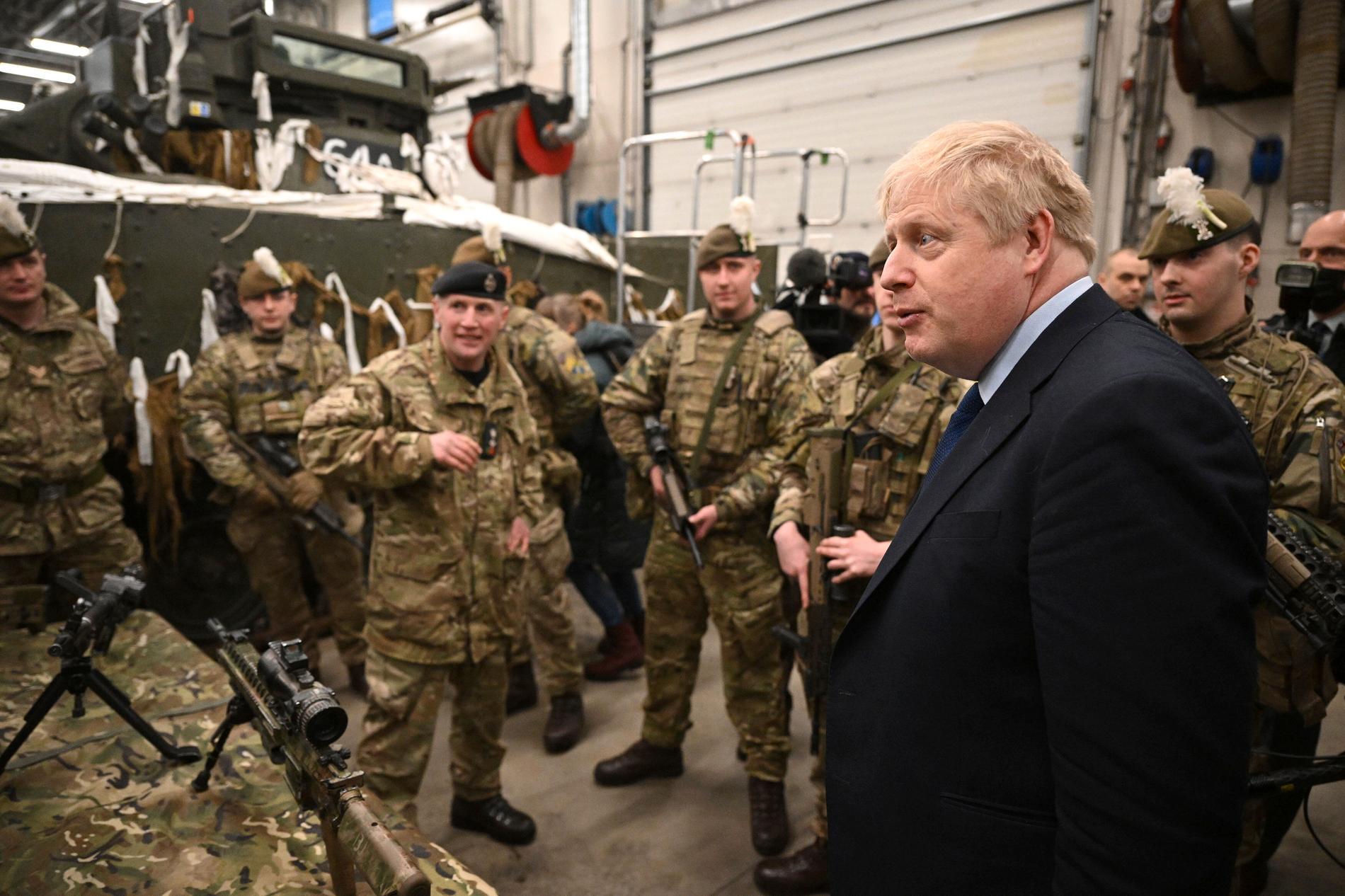 Storbritanniens premiärminister Boris Johnson möter Natotrupper.