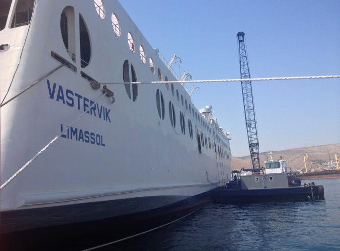 Gotlandsbåten är kvar i Grekland och försenas ytterligare av en strejk i hamnstaden Pireus. Alla inbokade passagerare får tillbaka sina pengar - men måste själva boka om sin resa.