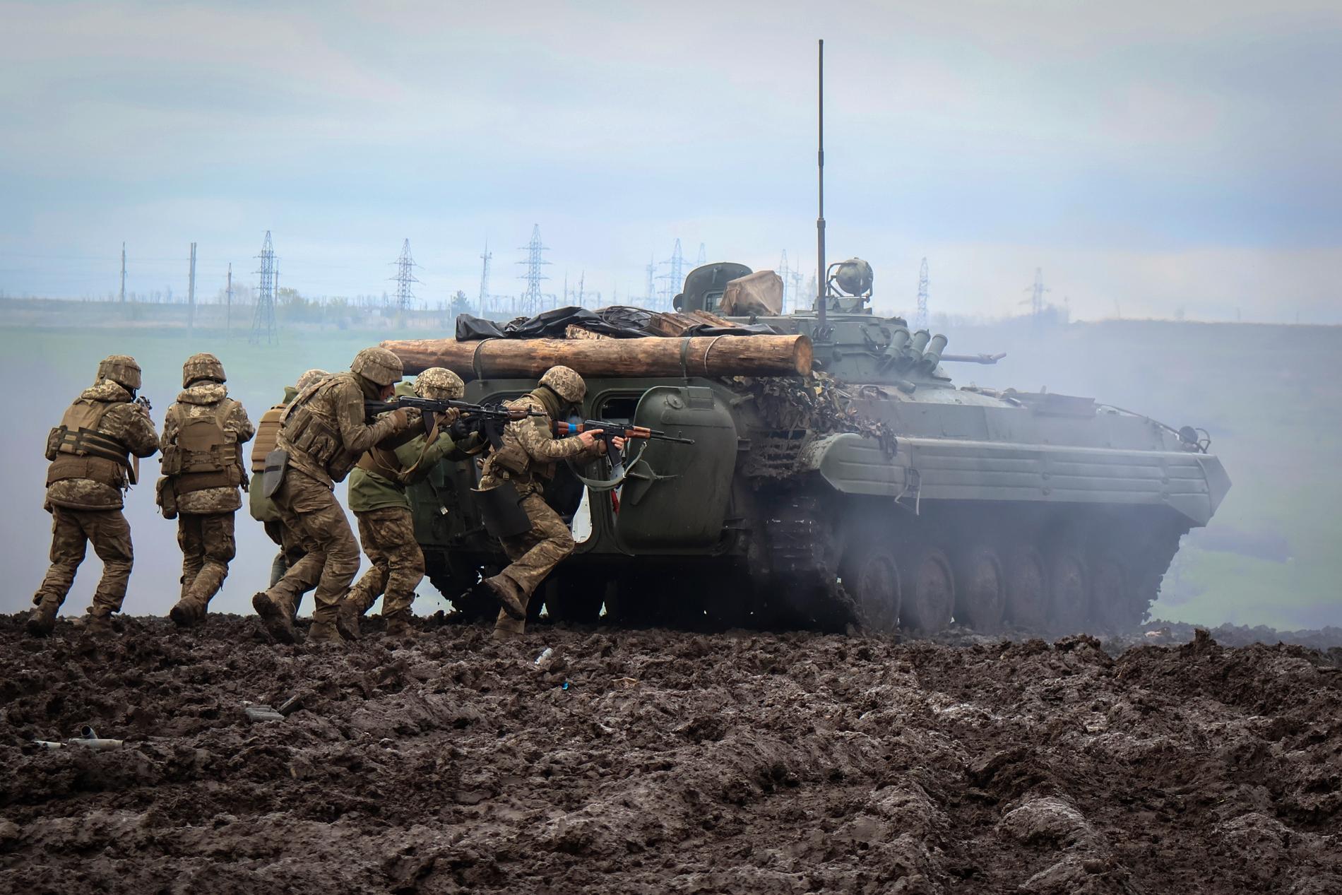 Ukrainska soldater som övar vid fronten i Donetskområdet, lördag 15 april.