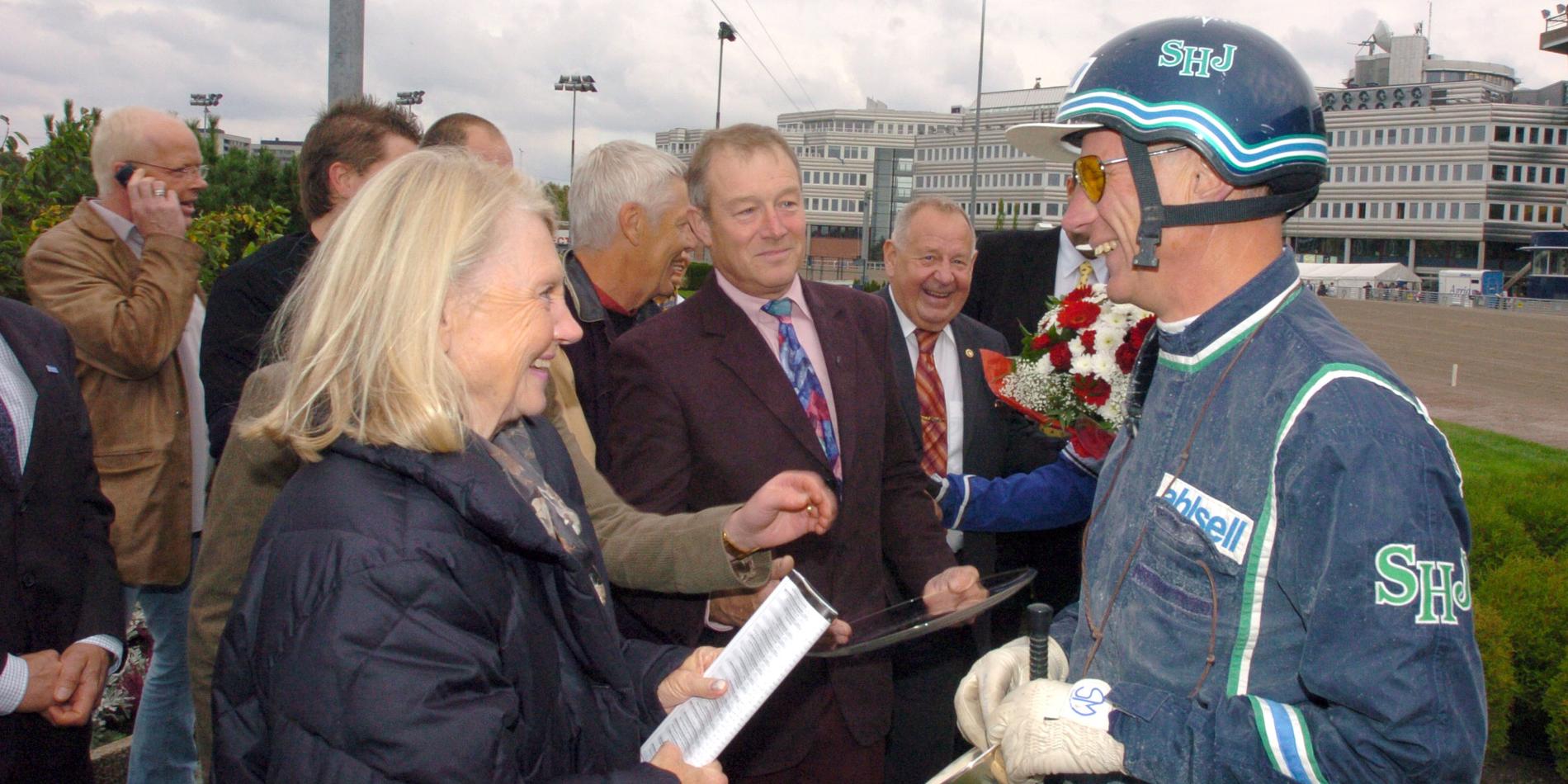Margareta och Stig H efter Electra Skifts seger i Svenskt Trav-Oaks 2005. 