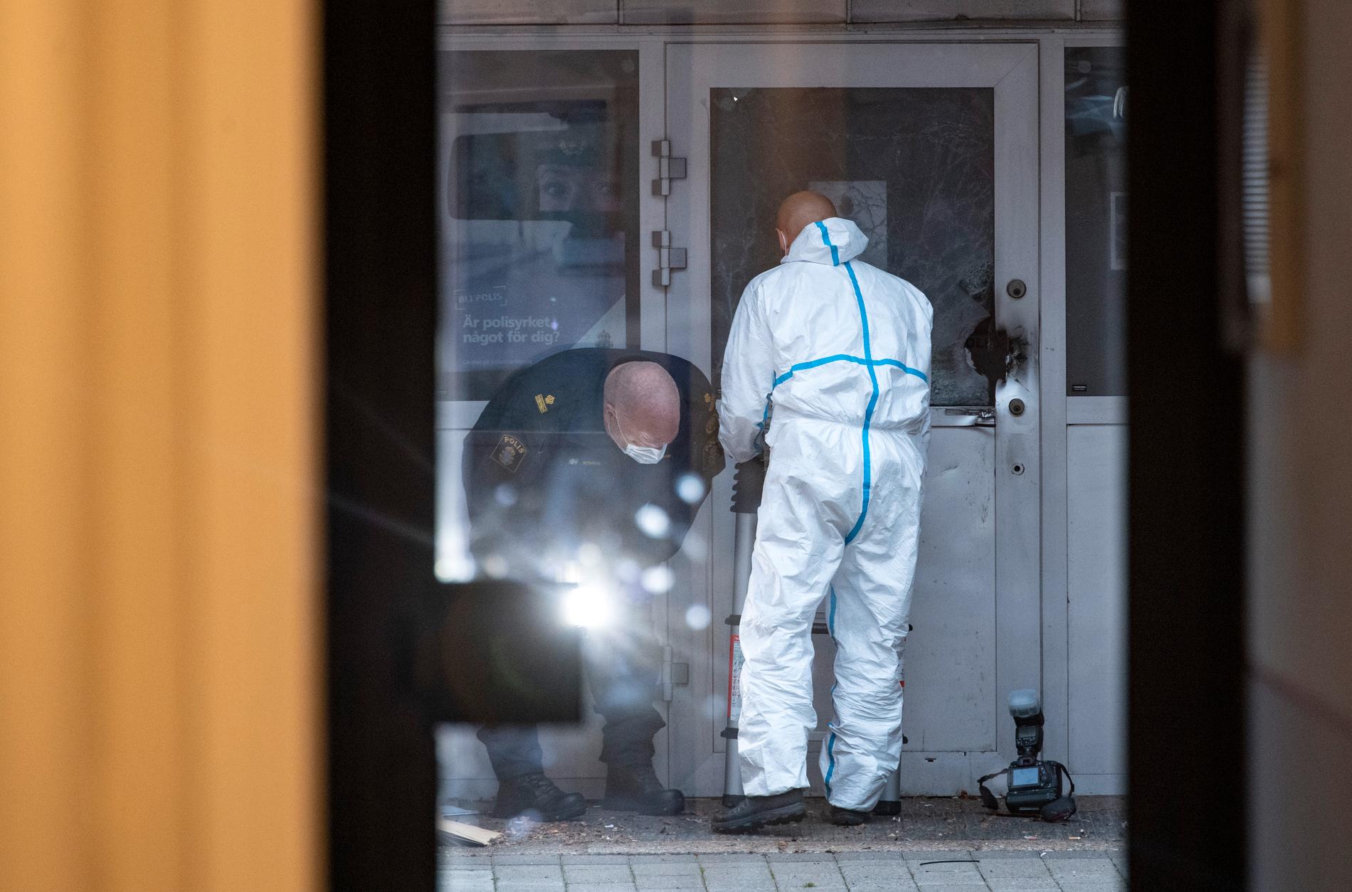 Polis och kriminaltekniker på plats efter en explosion vid entrén till polishuset i Staffanstorp.