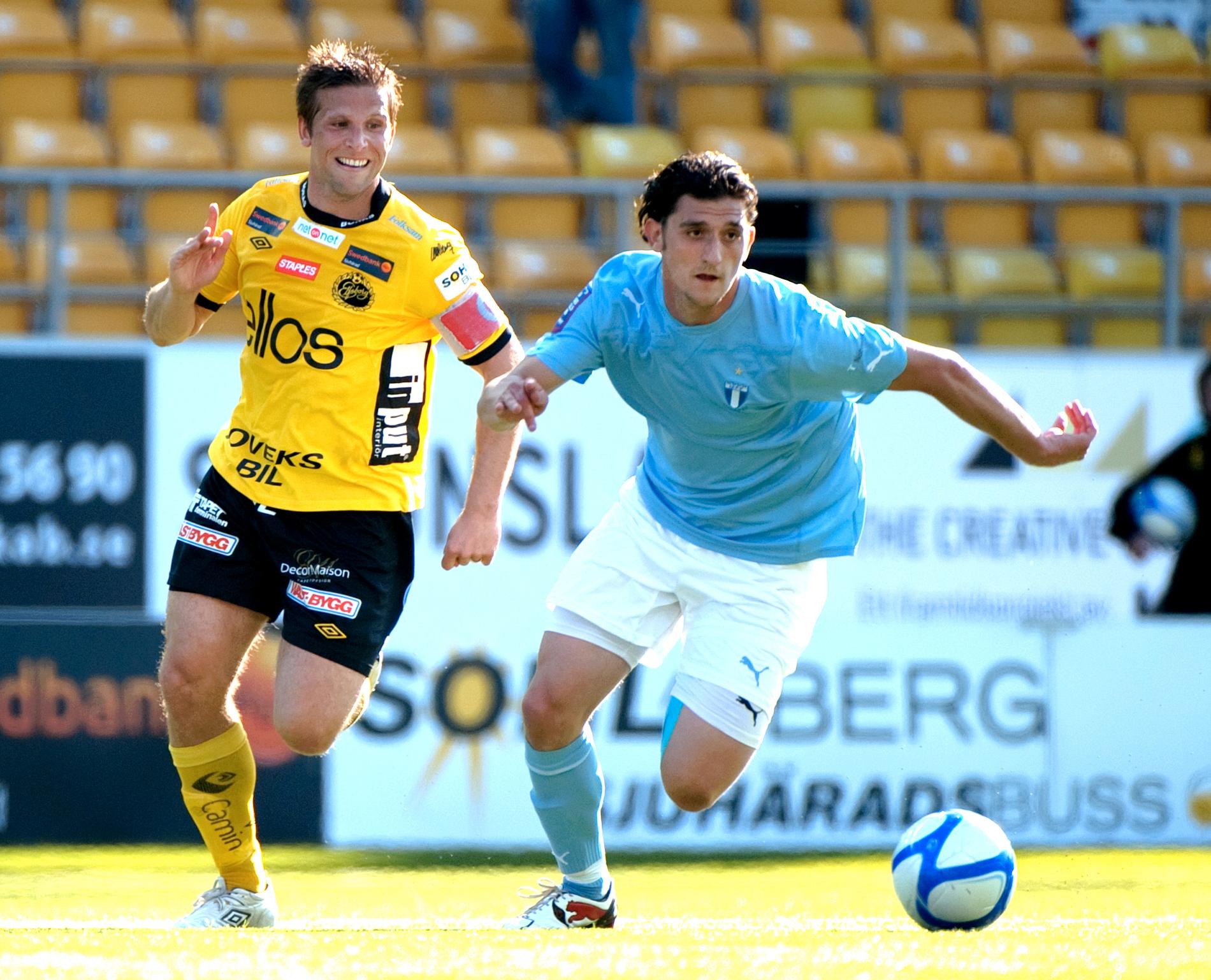 Anders Svensson i kamp med Agon Mehmeti.