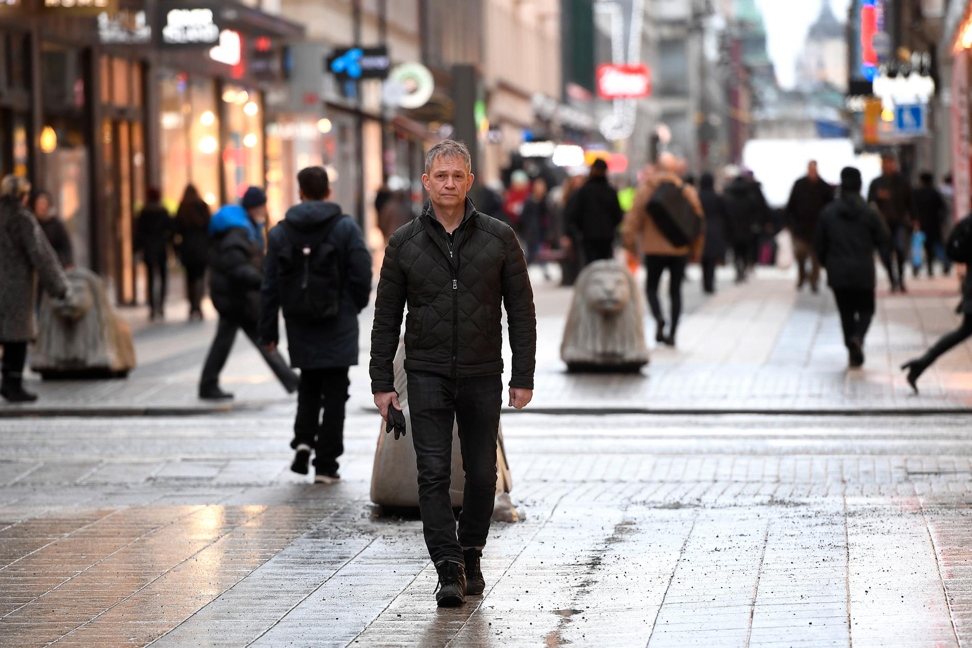 Nio månader efter terrorattacken är läkaren Joakim Nordahl tillbaka på Drottninggatan.  