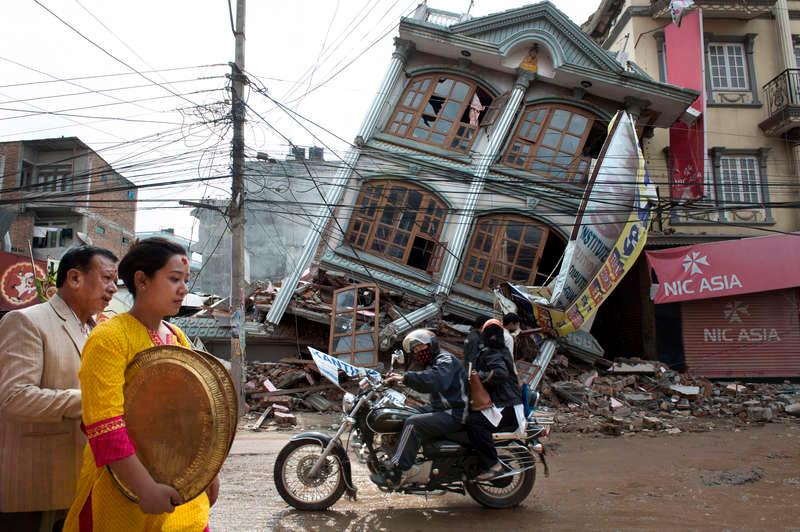 Överallt i Katmandu syns förödelsen som följde i jordbävningens spår.