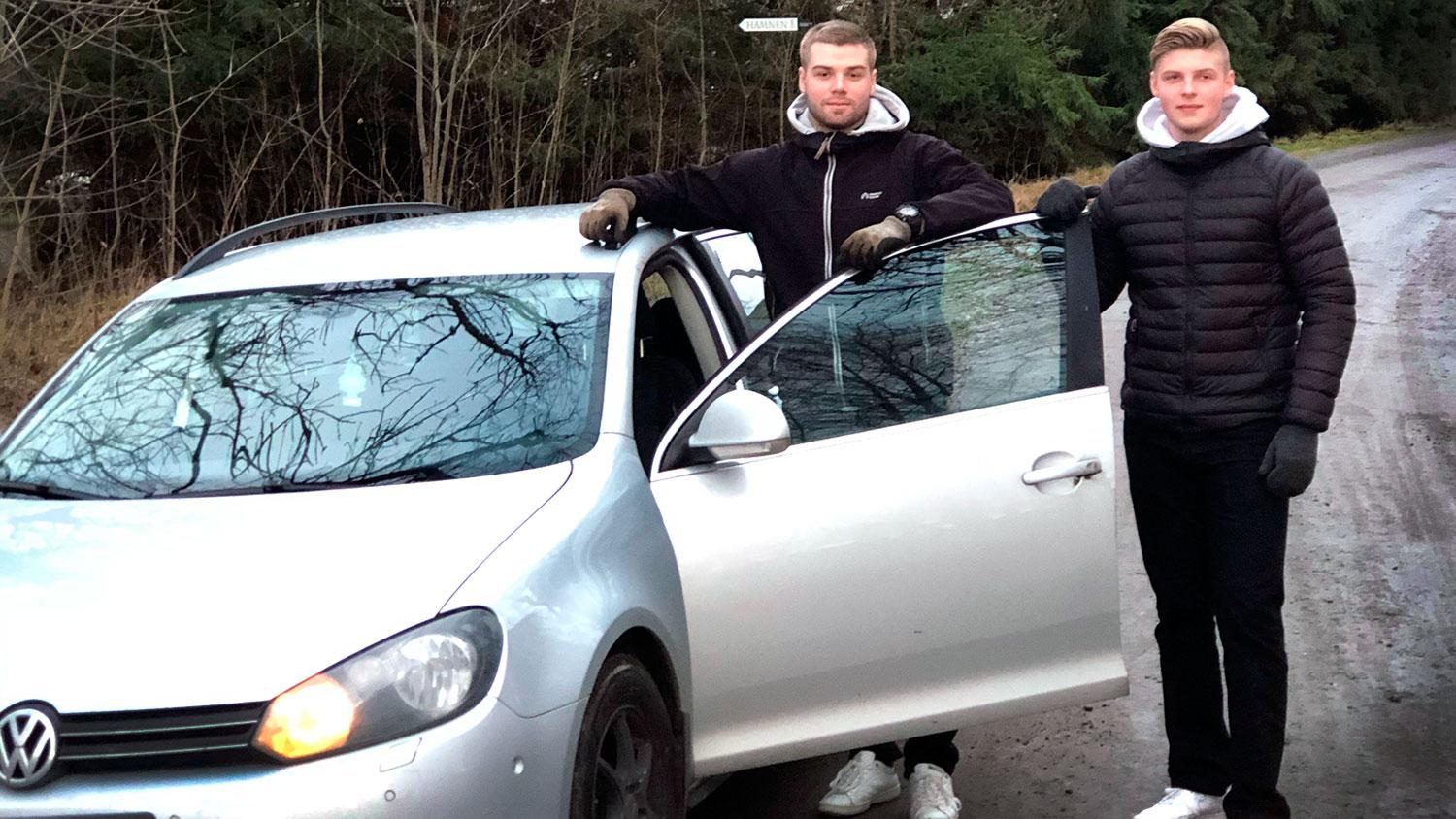 Axel, 19, och Ludwig, 16, med familjens Volkswagen Golf som blev stulen av en fräck biltjuv. 