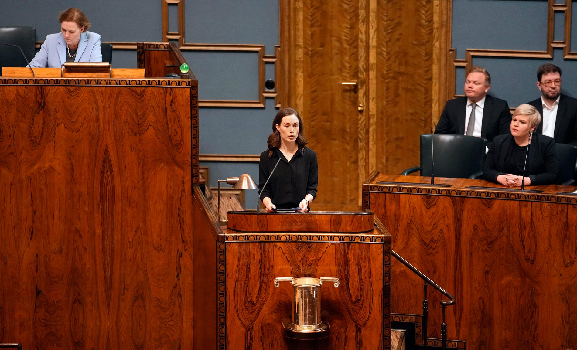 Finlands statsminister Sanna Marin talar i parlamentet i Finland under Natodebatten i måndags.