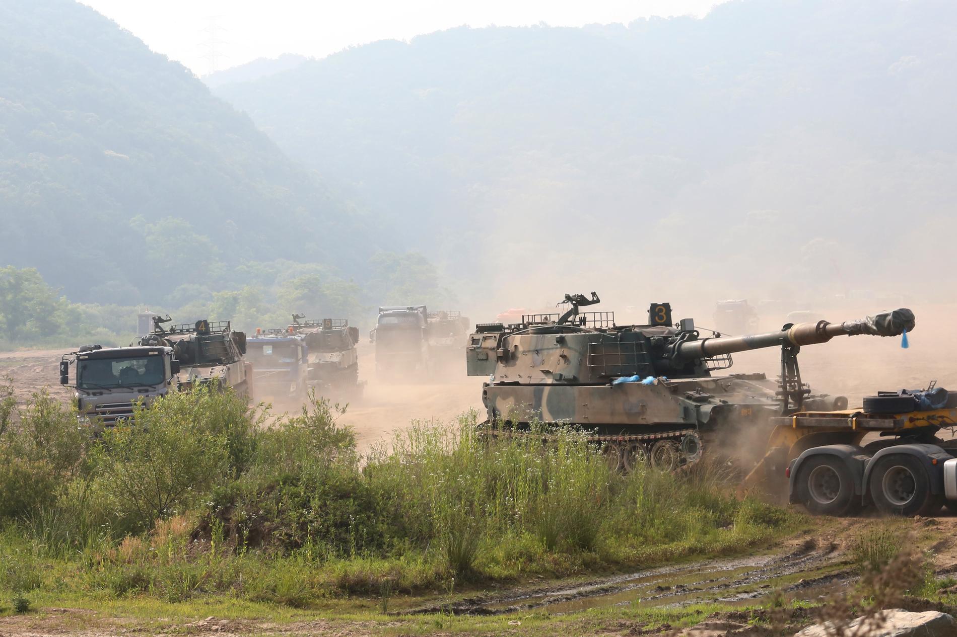 Sydkoreanska haubitsar som flyttas till ställningar vid Paju, nära gränsen till Nordkorea.