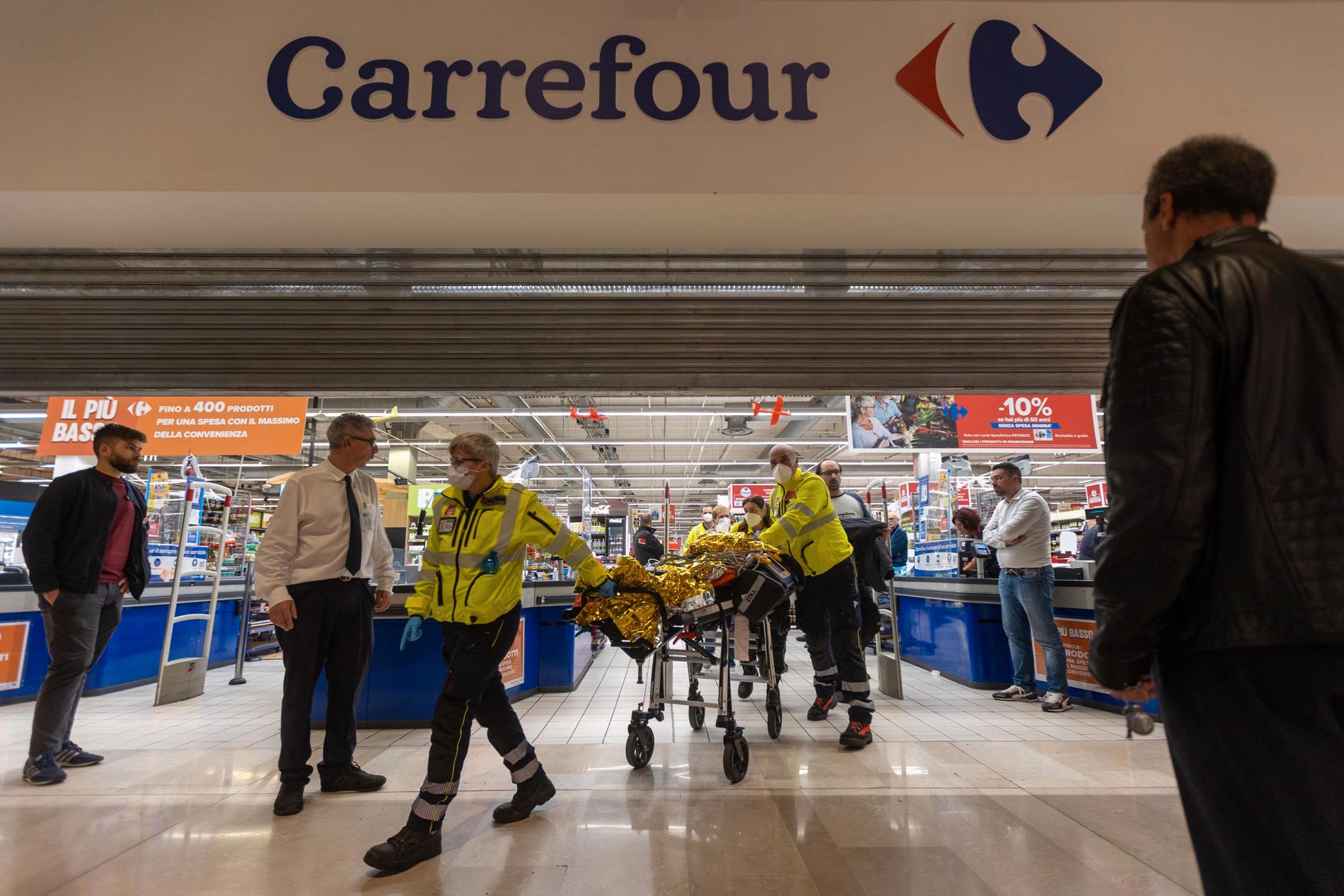En av de skadade förs ut från mataffären Carrefour.