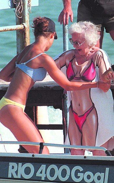 Lilian har nära till humorn. Här skojar hon med Victoria i Saint Tropez 1997.