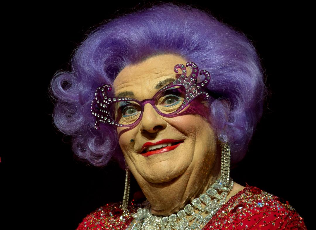 Barry Humphries som Dame Edna