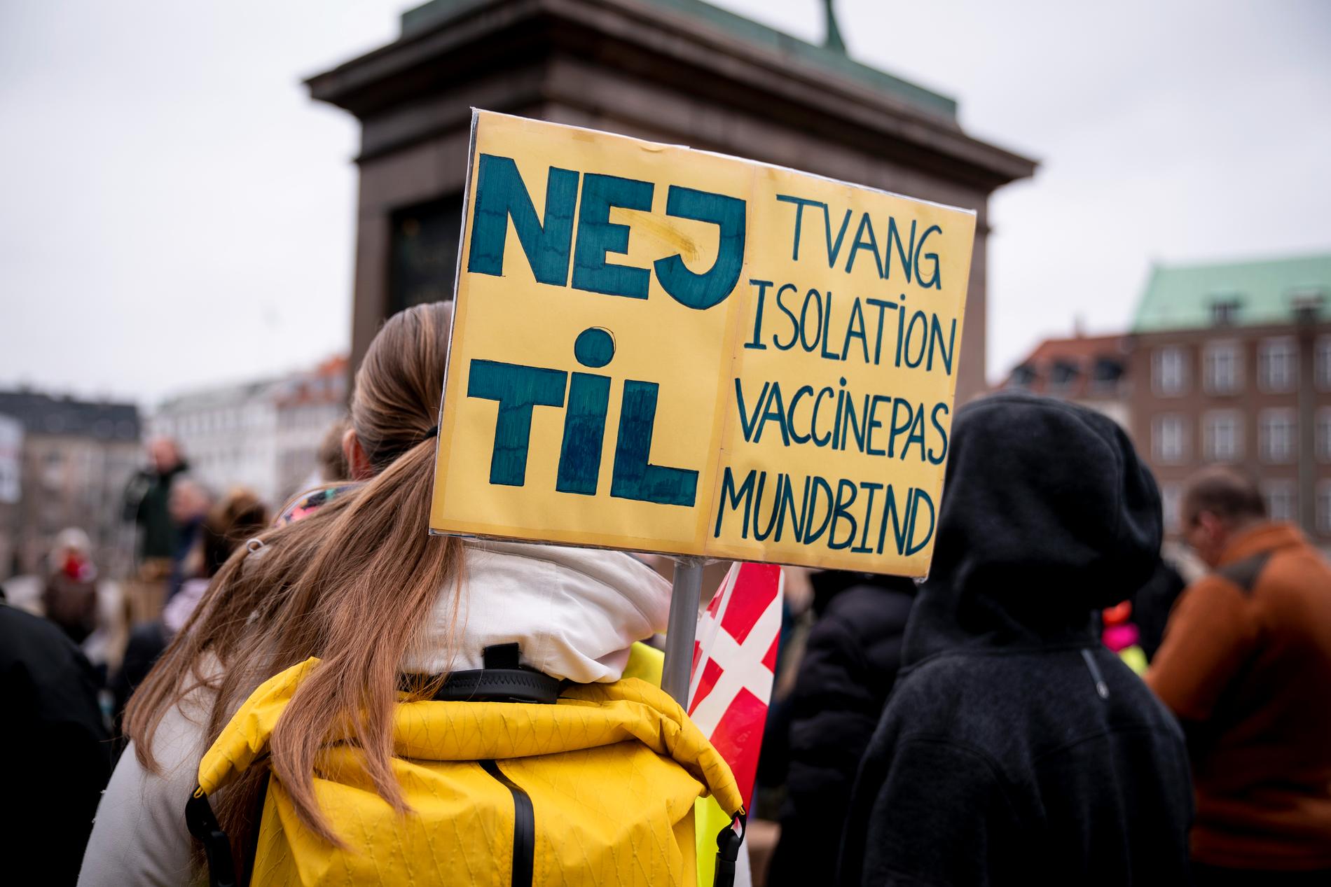 Bild från demonstration mot den danska epidemilagen i Köpenhamn den 23 februari. Arkivbild.