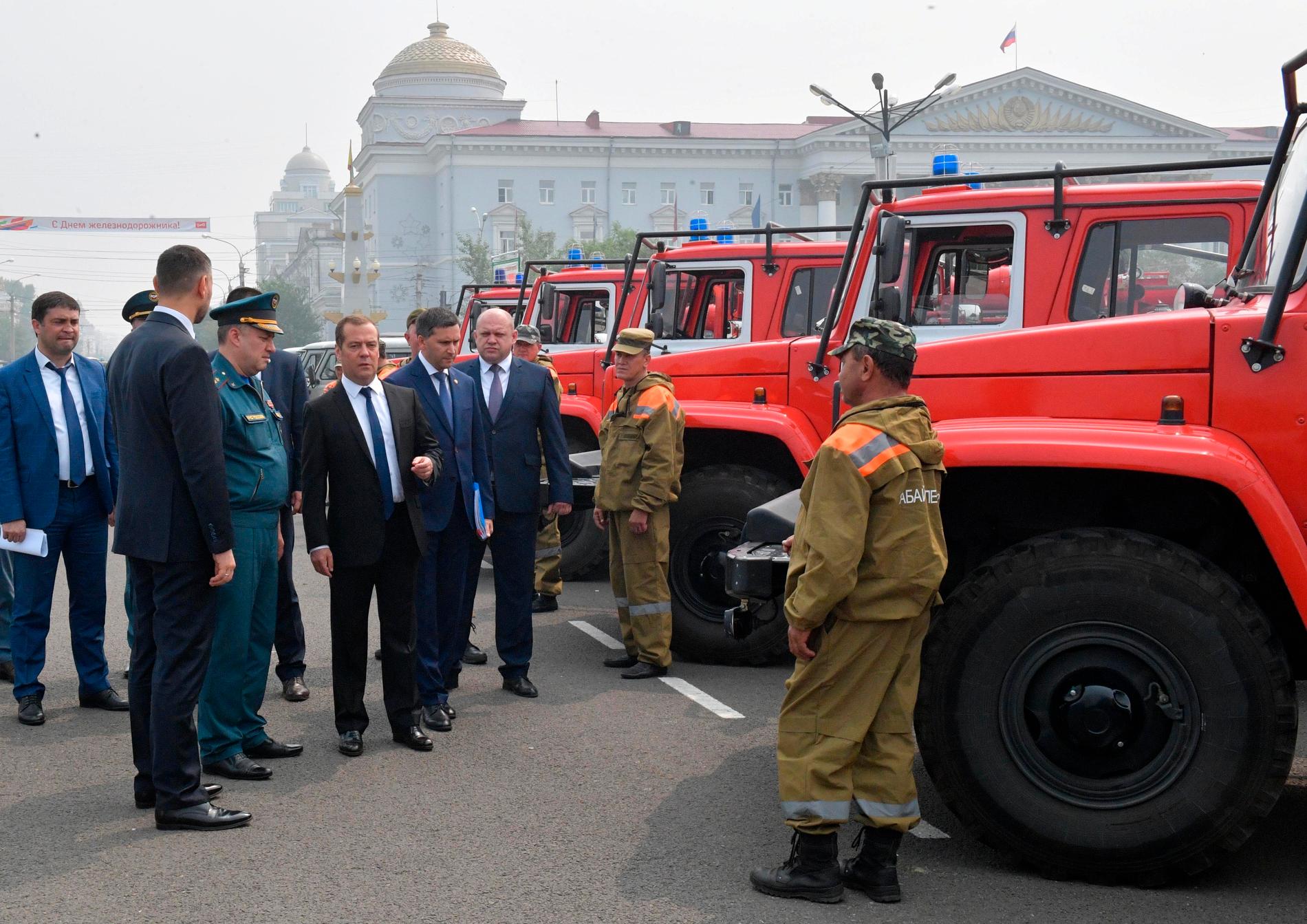 Rysslands premiärminister Dmitrij Medvedev inspekterar brandfordon på Lenintorget i Tjita i södra Sibirien.