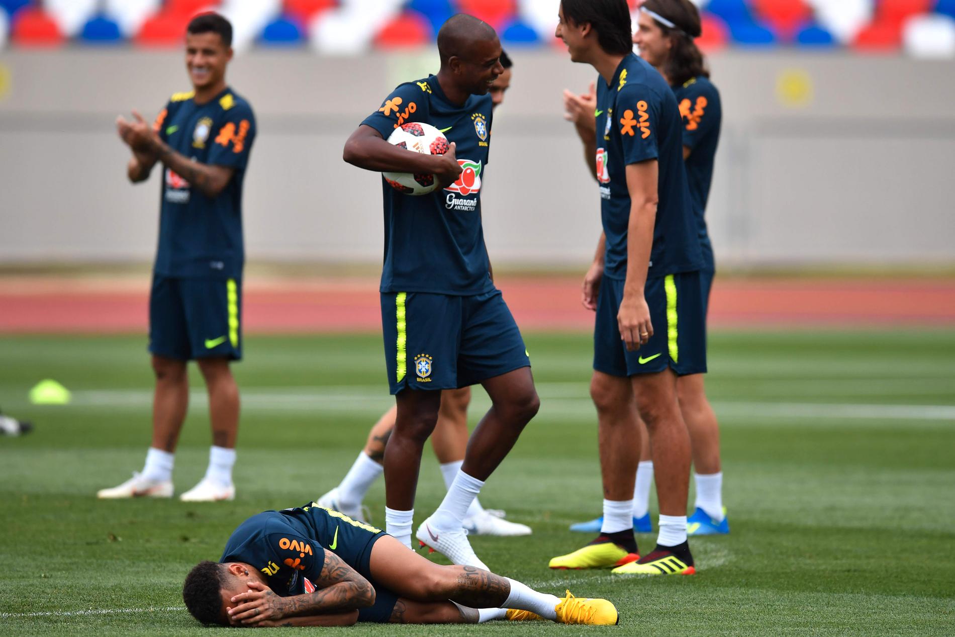 Neymar bjuder på sig själv på Brasiliens träning.